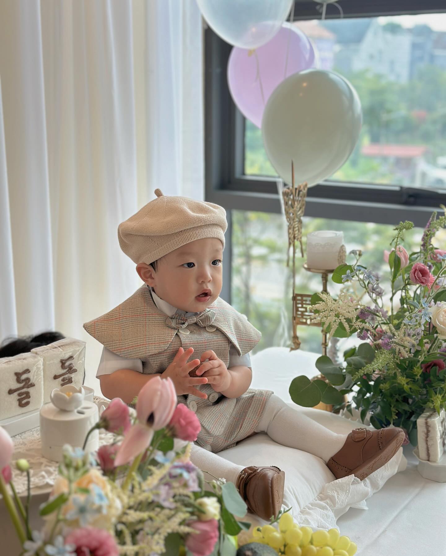 귀염둥이 첫생일 진짜 축하해 !˚ ༘ ೀ⋆｡˚🐇𖤐ˊ˗ ˚
(여름만삭에 막달내내 배가 뭉치고 울부짖으며 너를 낳았던 뜨거웠던 작년 여름이었는데 벌써 1년이 지났다는게 믿기지가 않는다.🥹건강하게 잘 커줘서 고마울뿐-)