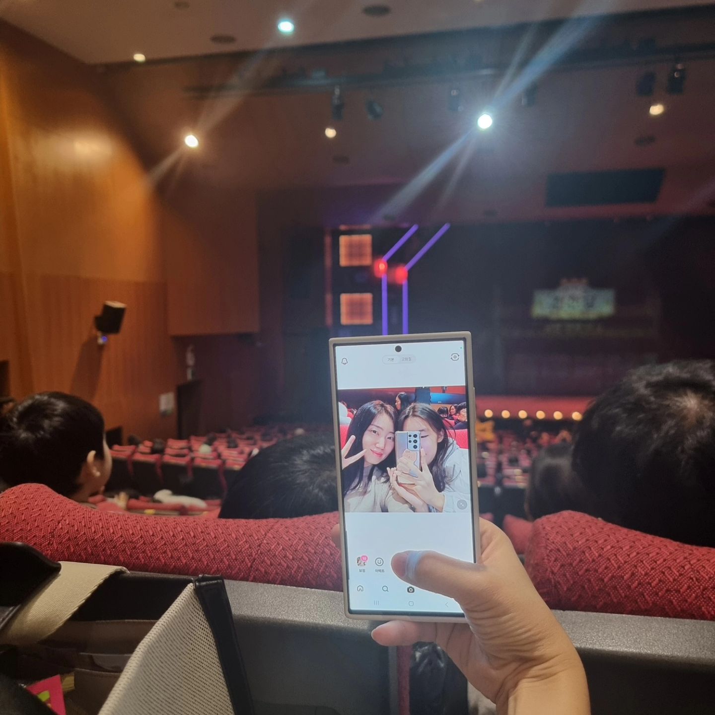 딸이랑~~^^

요즘은 사진을 이렇게 찍나봐요~~^^

공연 관람 전 한컷!

갱년기 엄마랑 사춘기 딸!

#딸맘 #일상 #사진 #일상컷 #딸스타그램 #딸랑구 #사춘기 #갱년기 #이쁜척 #모녀데이트 #데이트
