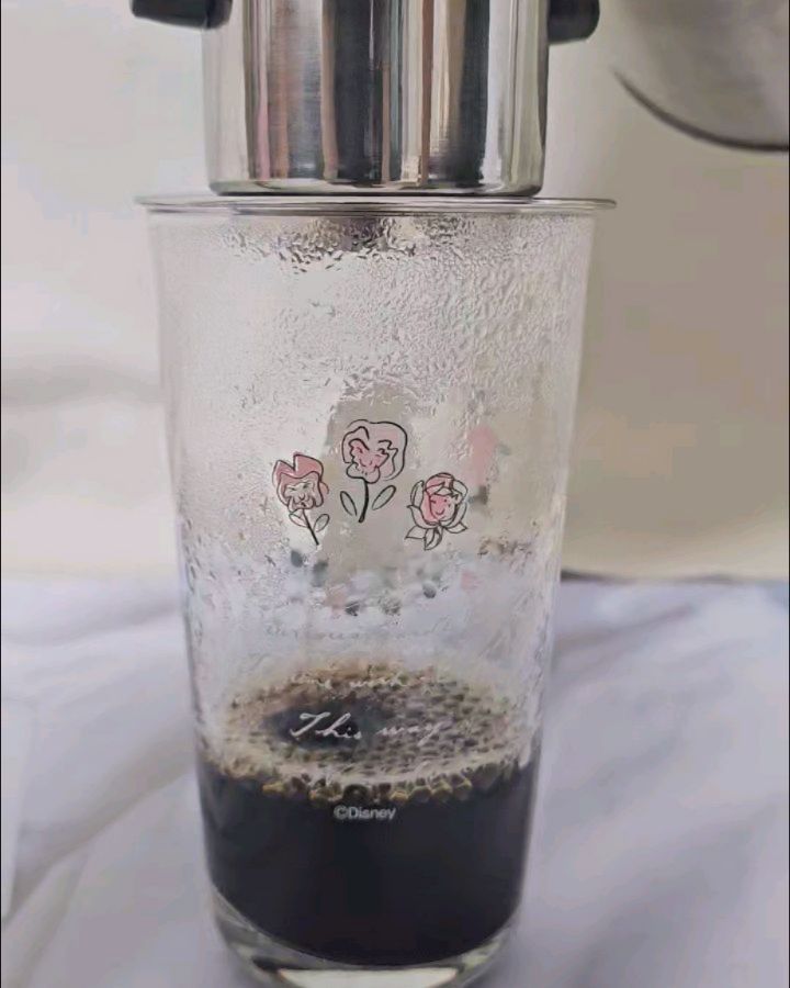 #협찬 
하루 일상 시작은 항상 커피로 시작하는데 
깊은 풍미가 나서 반했던 3대위즐킴베오커피 

베트남 여행을 가면 꼭 마시러 간다는 위즐커피 
미슐랭3대 위즐커피이자 킴베오위즐커피는 
유명 바리스타들이 극찬한 커피에요 

 족제비똥 원두로 만든 위즐커피가 달랏 대표 커피이면서 
커피 열매를 먹고 사는 사향족제비의 배설물에서 원두를 채취해 
깨끗하게 씻은 다음 잘 볶아  커피를 만든다고해요

진한 풍미는 물론 특유의 산미가 느껴져서 
커피의 맛을 안다면 생각나는 커피이자 

최상급의 커피맛을 선사해서 
여행을 가면 지인 선물로도 추천하는 위즐커피로 

코코넛 커피도 믹스형태의 스틱형태 커피인데
 뜨거운물을 넣어서 먹으면 되는데 설탕을 따로 넣지않아도 
달달한 맛이 나면서 당충전이 되는 

진한 풍미도 나면서 
빵과 함께 즐기기에도 좋은 3대위즐킴베오커피네용 ㅎㅎ

#위즐커피 #족제비커피 #미슐랭3대커피 #연예인커피 #미슐랭커피 #3대위즐킴베오커피 #5성급호텔최상급커피 #커피바리스타추천커피 #관광객추천킴베오커피 #달랏인기선물커피 #커피성지킴베오위즐커피 #농장커피 #자유여행객