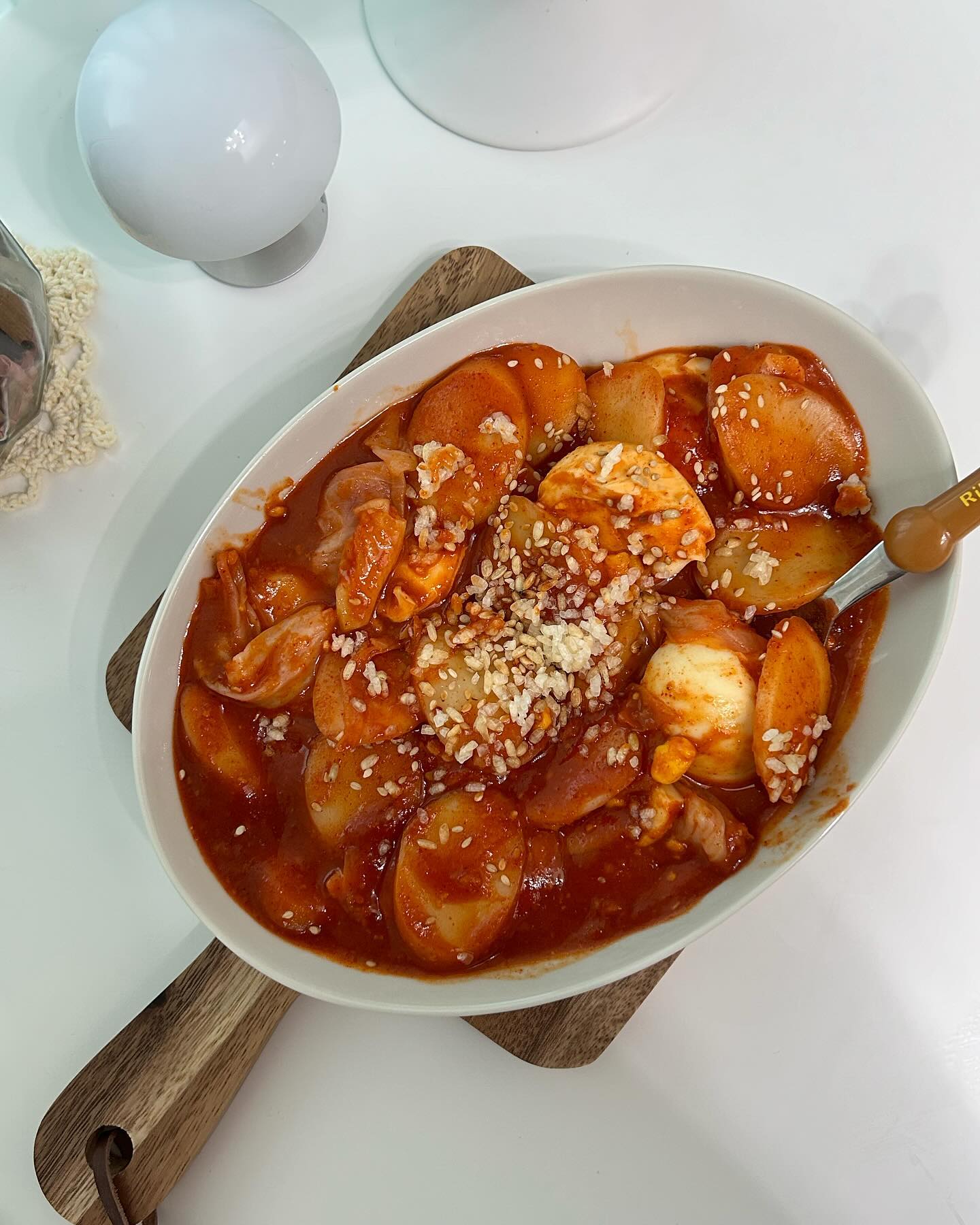 잊을만하면~ 땡기는 떡볶이 🫶🏻

저번에 올린 할매떡볶이st 레시피 그대로 만들었어요.
오늘은 양배추에, 계란, 누룽지 가루까지! 
식감을 최대로 끌어올렸슴다. 🥹

다시 한번 레시피 나갑니다~

🍳 떡볶이 유목민이 정착한 레시피

• 재료 : 떡, 고춧가루, 물엿(올리고당), 설탕, 다진마늘(⭐️)

1. 고춧가루1큰술, 설탕1큰술, 고추장 2.5큰술, 물엿4큰술
물 120ml + 다진마늘 넣고 양념장 먼저 중강불에 보글보글
2. 해동한 말랑 떡, 오뎅 등 투하! 불은 중불로 줄여주고
3. 양념이 졸아들면 끝 🤍