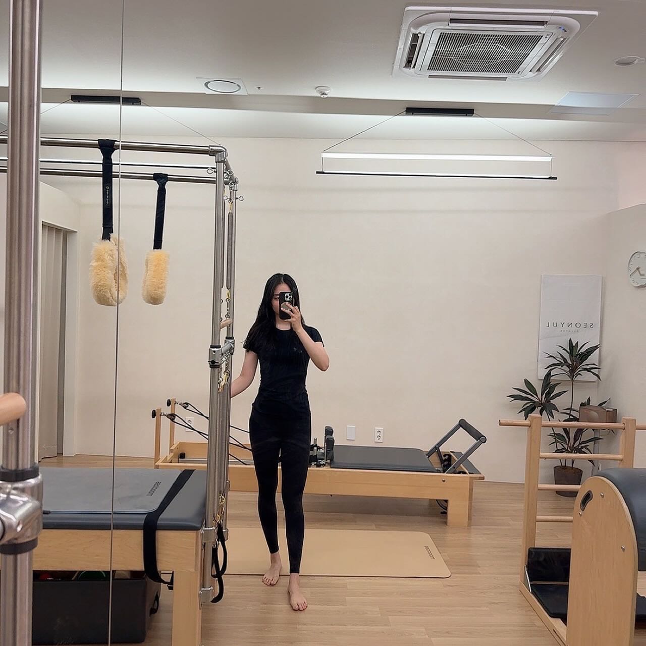 안녕하세요👩🏻‍💻오늘은 다양한 경험과 체험을 하고있는 저의 찐후기를 들고왔어요✨
저는 척추측만과 만성 두통이 있어서 아로마 호흡 필라테스 수업을 받고 있어요🌿
다른 필라테스 센터에서 수업 받았을때 측만은 교정되어도 두통과 피로감은 여전했는데, 여기는 체형교정과 더불어 저에게 적합한 아로마를 활용한 수업을 해서 두통완화에 정말 큰 도움이 되고 있답니당🧘🏻‍♀️
앞으로도 오래 다니고 싶은 seonyul_pilates 🤍
저처럼 척추측만이 있거나 만성 두통 있는 분들, 아로마 호흡 필라테스가 궁금하신 분들 추천해요💓
