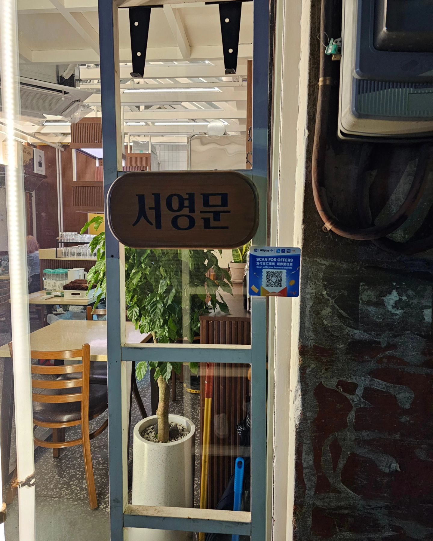 20240110 둘만의 데이트 서영문
오랜만에 지기님과 함께 데이트
문래동이 이리 핫한 장소였는지 새삼 놀랐네.
둘만의 데이트나 지인들과 추억을 만들고 
싶다면 바로 어디~~서영문으로~^^
대학 동기 오빠가 새롭게 오픈 한 식당.
그달의 메뉴가 있답니다. 
1월은 미나리전..식감이 어쩜 저리 아삭하고
쫄깃한지 새삼 미나리전에 놀랬네요.
묵은지오겹살찜..내가 반한 메뉴.
비개덩어리 안좋아하는데  그것을 잊게 해준
오겹살찜 넘 부드럽고 맛은 왜이리 맛있는겨.
나를 위한 메뉴 치즈날치알계란찜 푸딩처럼
탱클탱클~~씹을때마다 톡톡 터치는 날치알
사진에는 없지만 미나리등뼈곰탕 최고의 메뉴

조만간 서영문 방문 이벤트가 있답니다.
기대하시길~^^행운이 오길~^^

오랜만에 즐거운 시간 보내서 좋다.
내가 좋아하는 사람 데리고 와야지~^^

#서영문#문래동#핫플레이스#데이트
#추억만들기#대학동기#음식점#즐거운시간