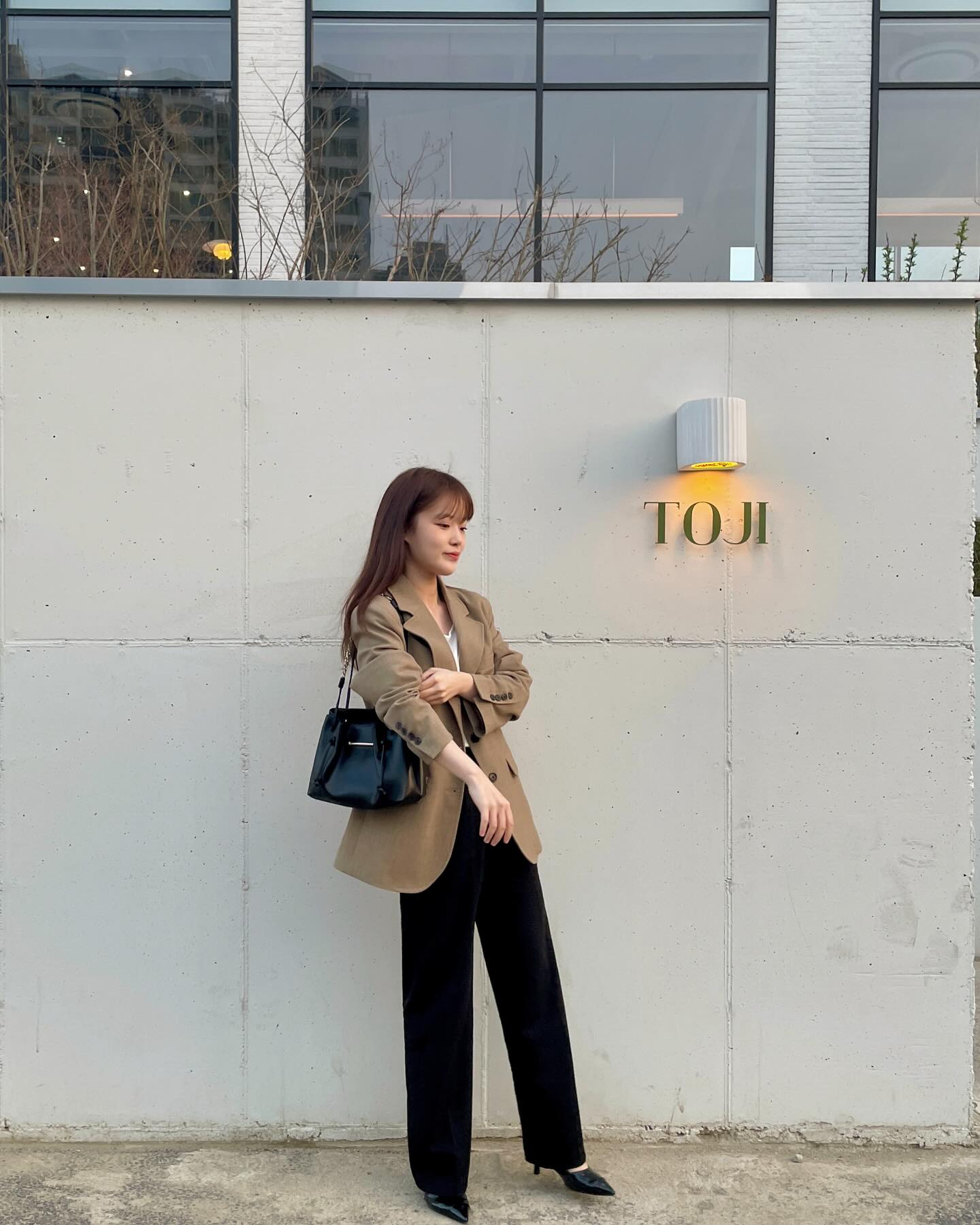 • 평택 칠괴길 대형 베이커리&브런치 #카페토지 •

〰️ 평택에서 한 규모하는 대형카페로 주차공간은 넉넉하고 내부는 감성 넘치면서 다양하고 편한 자리들이 많아 데이트나 모임으로 오기에 좋은 카페였어요👍🏻 특히 화장실에 기저귀갈이대도 준비돼있어서 갓난아기를 키우고 있는
가족단위도 방문할 수 있었던 카페였답니다아👶🏻🤍

📜 주문메뉴
- 아이스 아메리카노, 수제 바닐라빈 라떼
-소시지 패스츄리, 마늘빵

〰️ 커피맛은 꽤 괜찮은 편이었고 소시지 패스츄리는 소시지와 패스츄리를 제외한 다른 소스들이 적어서 맛이 살짝 아쉬웠지만 마늘빵은 마늘맛이 강하게 나고 겉은 파삭하고 속은 촉촉해서 맛있게 먹었답니다아🌭

- 더 자세한 후기는 프로필링크 블로그에서 확인해주세요 ;)
#평택카페 #평택브런치카페 #평택베이커리카페 #평택아기랑갈만한곳