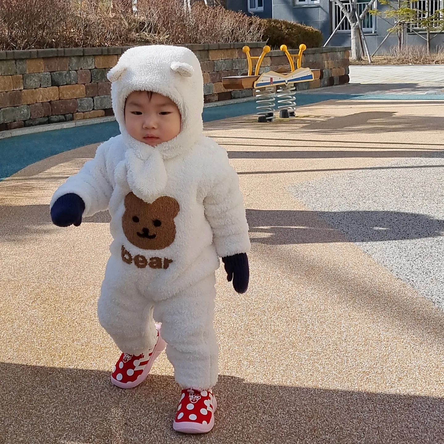 예하곰🐻

놀이터에 갈때마다
예하는 하나씩 시도해보는 것 같아요
오늘은 놀이기구 사이사이를 지나다녀봤어요

넘어져도 바로 다시 일어나구요-!

귀여운 곰돌이 부부슈트덕에
진짜 아기곰패션 완성했네요👏👏

예하는 아이보리 M사이즈 잘 맞아요!
아이보리 선택했지만 핑크색도 입혀보고 싶네요🩷

#생후409일 
#아기곰
#아기옷