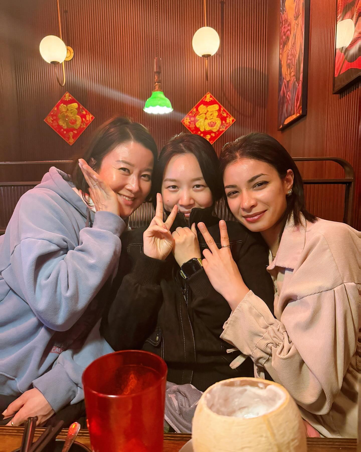 나도 어디가서 얼굴 크단 소린 안듣는데….
나보다 더 작으신 신시아님 덕분에 얼굴 잔뜩 가리고 찍기 📷

살이 안빠지는건 다 이유가 있지!🥂🥂🥂🥂🥂
이렇게 맛있는데 어떻게 안먹냐구!!!

#용용선생 #꼬량볼 #화산마라전골 #흑초꿔바로우 #코코넛아이스크림 #요기넘좋아