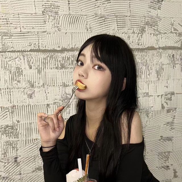 예린 on Instagram: "압구정과 신사 사이에 있는 K Cosland! 비건 카페와 비건 뷰티 쇼룸을 동시에 운영하는 공간입니다😳 카페 음료부터 비건 코스메틱 제품들을 판매중이더라구요! 카페 음료나