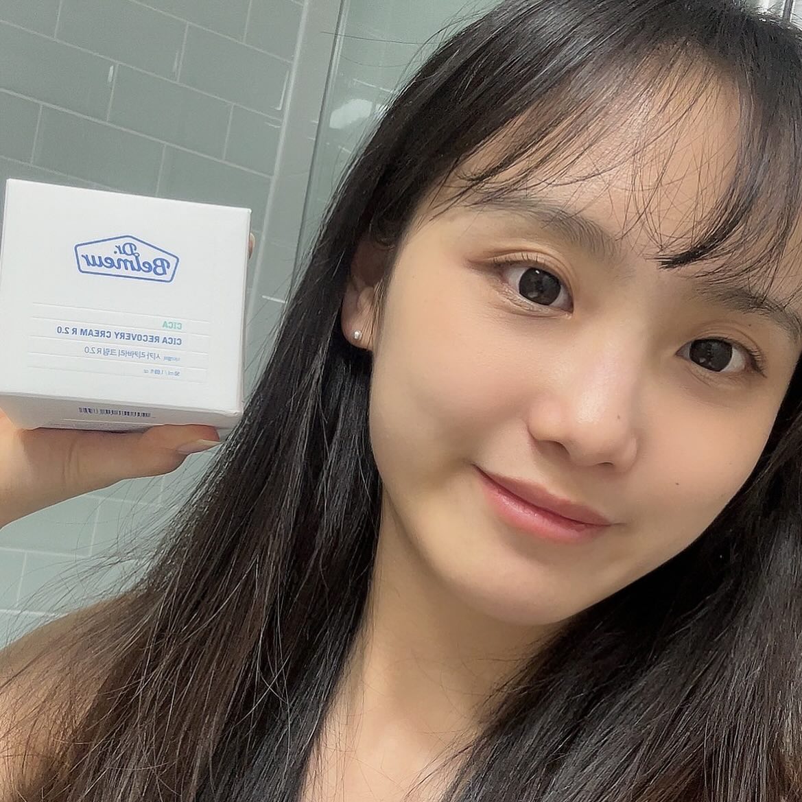 #협찬 [닥터벨머] 시카 리커버리 크림 2세대
단단해보이게 생겼는데 너무 부드럽게 발리고 흡수되어 마음에 들어서 소개하려고 가지고 나왔어요! 2주 사용시 사람들이 피부 예민도가 100프로 개선효과 체감 실험을 완료한 제품이에요! 게다가 1세대 대비 2.8배 강한 진정, 156%강한 장벽손상 개선, 장벽방어력 3.49배 강화, 2주사용시 피부 민감도 74%개선 되었다고 해요! 정말 발림 부드럽고 흡수도 잘되서 언제든지 바르기 좋아요 👍 수분감, 피브 민감도 개선도 몇일 바르기 시작하면 느껴져서 너무 좋더라구요! 피부장벽강화크림 찾으시면 이 제품 추천드려요!
#피부장벽크림 #시카크림 #장벽크림 #민감크림 #민감피부 #피부장벽