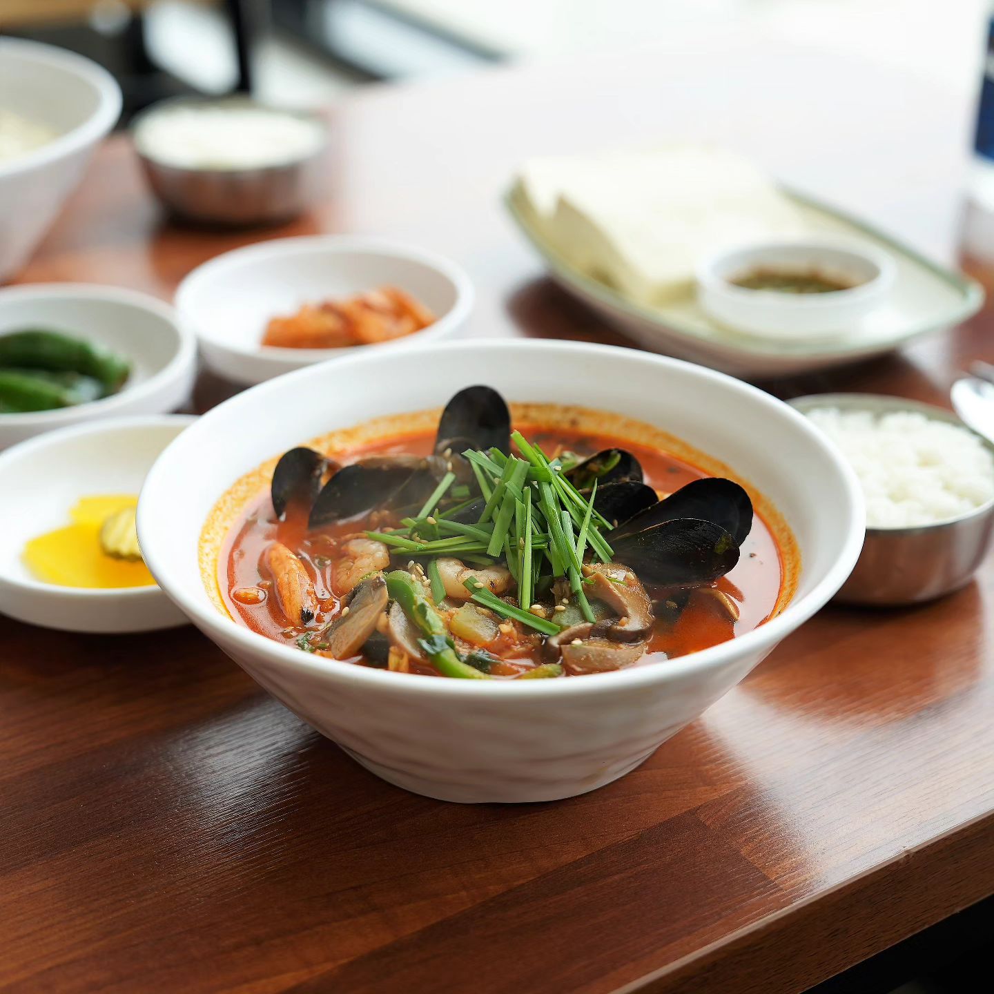 #찐맛집 

순두부짬뽕으로 특허까지 받은
김우정초당짬뽕순두부'에 다녀왔어요

여긴 주문 즉시 볶아주기때문에
중국 정통식 불맛이 나는
국물 맛에 빠져드는데요😎

짬뽕에 순두부가 들어있어서
고소하면서 부드러운 맛이
일품이랍니다👍🏻

최근 강릉 초당동 주민센터 앞으로
새롭게 이전하여 외관 및 내부가 
매우 깔끔해졌어요

강릉 가시면 꼭 들러보세요~✨

📍강원 강릉시 초당순두부길 102
📞033-651-1210

 

#김우정초당짬뽕순두부 #강릉맛집 #강릉맛집추천 #강릉현지인맛집 #강릉가볼만한곳 #강릉초당마을맛집 #강릉짬뽕순두부 #강릉짬뽕순두부맛집 #강릉순두부 #강릉순두부맛집 #강릉초당순두부맛집 #강릉초당순두부 #초당동맛집 #김우정순두부 #김우정짬뽕