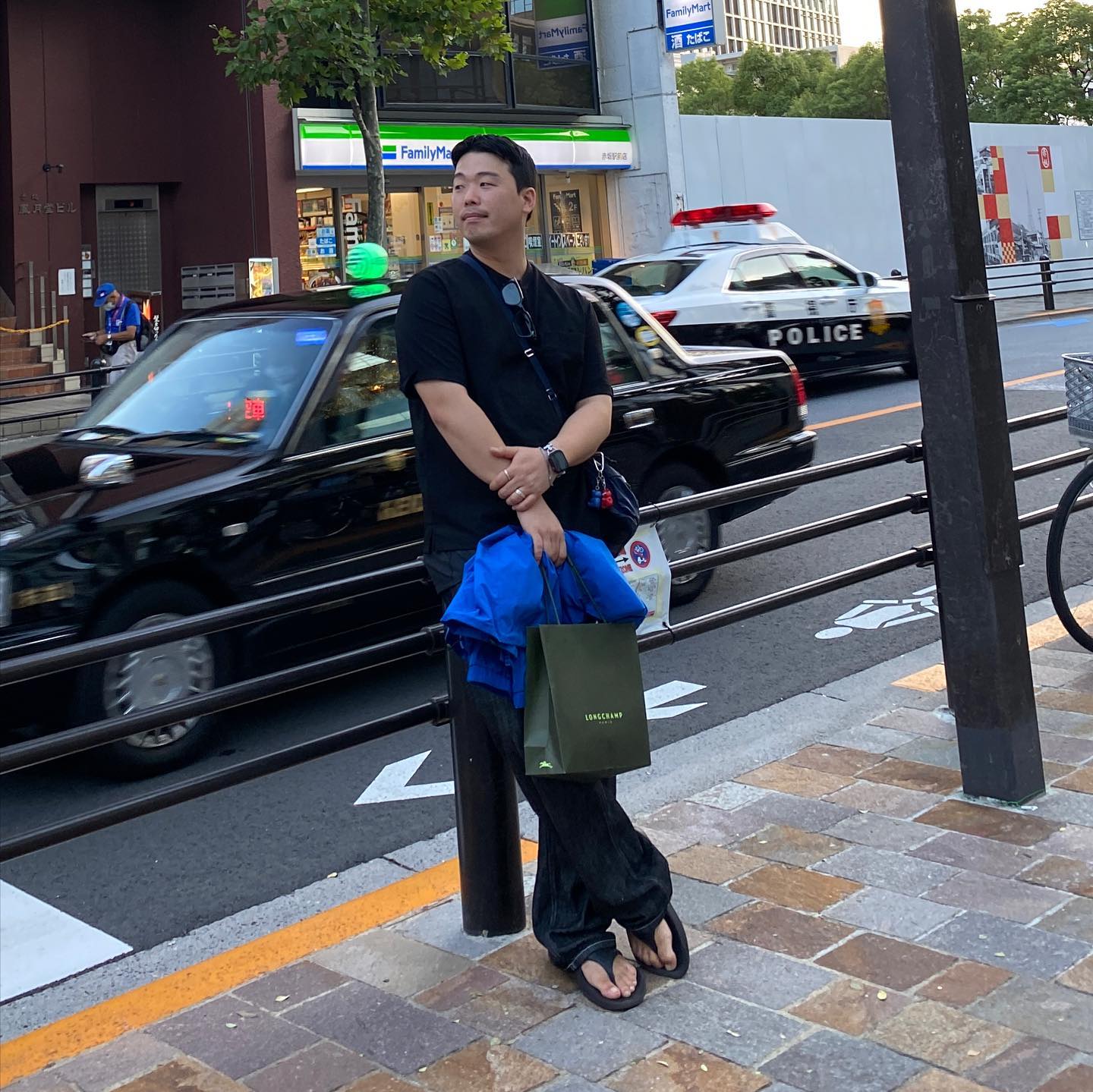 •
#스탠킴은무얼 리뷰하나
•
안녕하세요 스탠킴입니다.
해외여행을 앞두고 멋을부려야하기에
저의 두상을 멋지게 디자인 해줄 부천 바버샵
언라이크아더스맨즈헤어스튜디오에 방문했습니다.
•
기존 맨즈헤어의 경우 요청하면 맞춰 해주는 느낌이라면
언라이크아더스맨즈헤어는 트렌디 + 세련됨
그리고 가장 중요한 디테일의 디벨롭이 이뤄진곳이라는 생각과전문성이 느껴진 부천 맨즈헤어였습니다.
•
스탠킴의 머리스타일의 경우 숱이 많은 반곱슬로
앞머리가마, 남자제비추리를 가지고 있어
매번 남자짧은머리를 시술받았으나
언라이크아더스맨즈헤어스튜디오에서 
트렌디하고 세련된 남자 플랫컷을 시술하기로 했습니다.
•
깔끔한 사이드라인과 플랫한 탑 헤어 디자인이 매력인 남자 플랫컷
헤어라인에 맞춘 내린 앞머리 또한 트렌디한게 언라이크아더스맨즈헤어스튜디오만의 매력이 아닐까 싶습니다.
•
#부천미용실 #부천맨즈헤어 #부천남자머리 #부천바버샵 #언라이크아더스 #플랫컷 #남자플랫컷