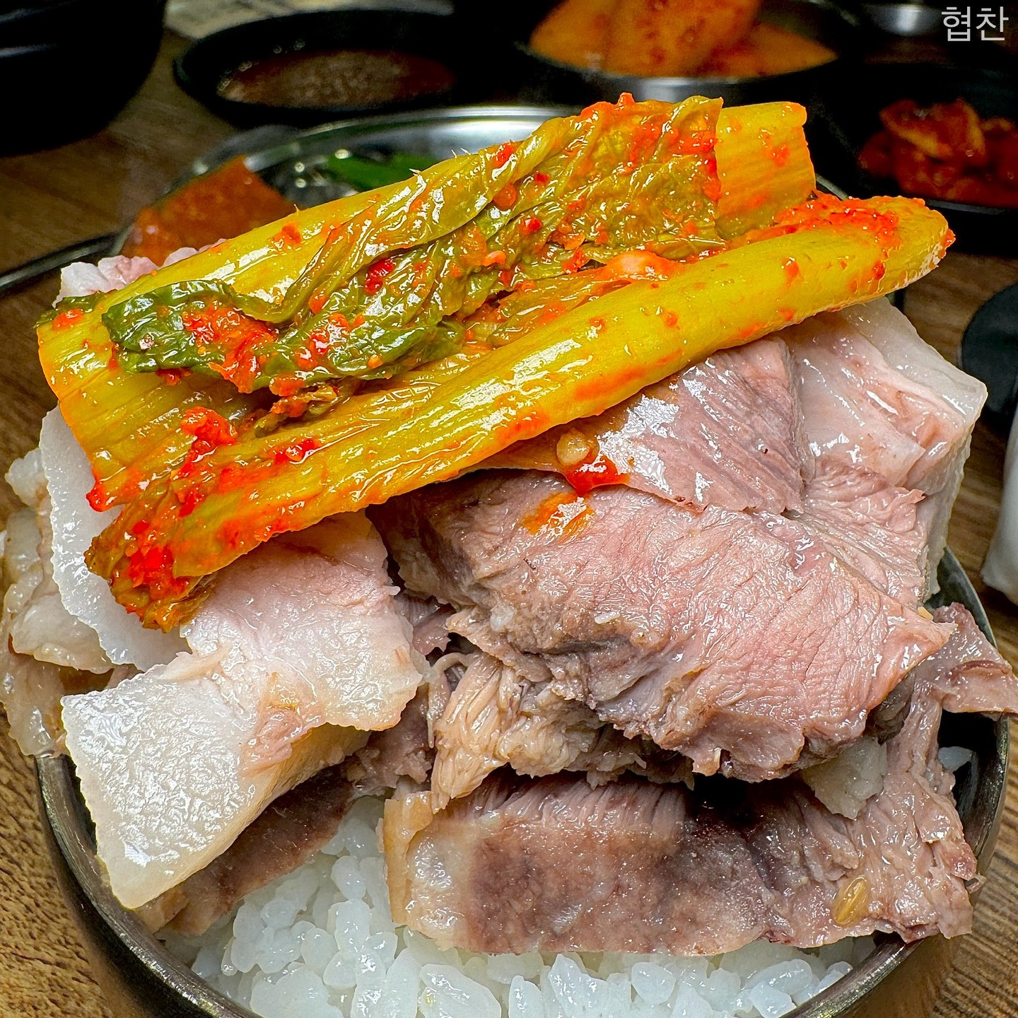 🐰 성시경이 반한 여수 노포 맛집 “나진국밥 판교점”에 다녀왔습니다!

🐰 여수 본점에서 전통방식 비법을 전수받아 야들야들한 갓수육은 돼지 특수부위(뽈살,두항정,돈설)로 구성되어 부드러운 식감을 즐길수 있습니다!🥰

🐰갓수육에 같이 나오는 갓김치는 수육과의 조합이 너무 좋고 갓김치를 처음 먹어보는 저도 감탄하며 먹었습니다 따뜻하게 먹을 수 있게 찜기와 함께 제공되는 것도 좋았습니다😋

🐰국밥은 돼지 특수부위와 비법 양념으로 만들어진 국밥으로 자극적이지 않고 얼큰시원합니다. 콩나물이 들어가 시원한 맛이 일품이었습니다👍🏻

🐰수육을 시키면 나오는 김치전도 바삭하고 맛있었고 돼지껍데기 무침도 초장의 상큼달달한 맛과 잘 어울려져 별미였습니다!

📌주소
경기 성남시 분당구 대왕판교로 660 2층 237호
📌영업시간
매일 11:00 ~ 22:00 (14:30~17:00 브레이크 타임)
📌메뉴
갓수육(소) 30,000
국밥 9,000

#삼평동수육 #판교역수육 #삼평동국밥 #돼지국밥 #돼지고기수육 #갓김치 #먹을텐데