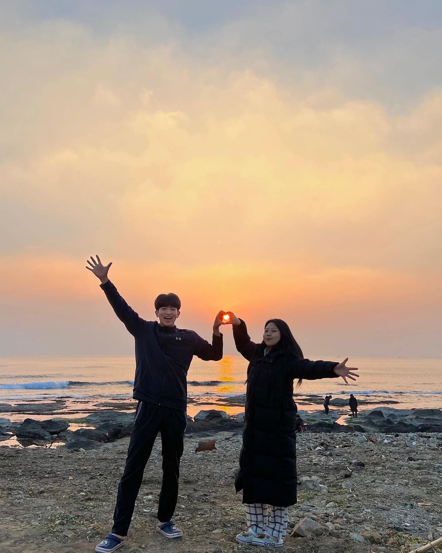 2023

며칠 시름시름 앓다가 결국 술은 입에도 못 댔지만
맨정신이 오히려 좋았던 케케 ;p

22년 말로만 좋은 사람이 아닌
진짜 마음을 나눌 수 있는 사람들 만나서 감사한 해였고,

종종 몸도 마음도 많이 지치기도 했지만 또 해내서 스스로 대견할 따름✰

이게 다~ 든든한 내 여보자기애기들이 있어줘서 그래 뿌뿌

연락은 진짜 진심으로 고마운 사람이 너무 많아서
일일이 돌리진 않았지만 다들 새해 복 많이 받으세용 깡총깡총🐰💕

힝구가 젤 고마어 젤 복 많이 받아 나랑🤍
__hyeobeee