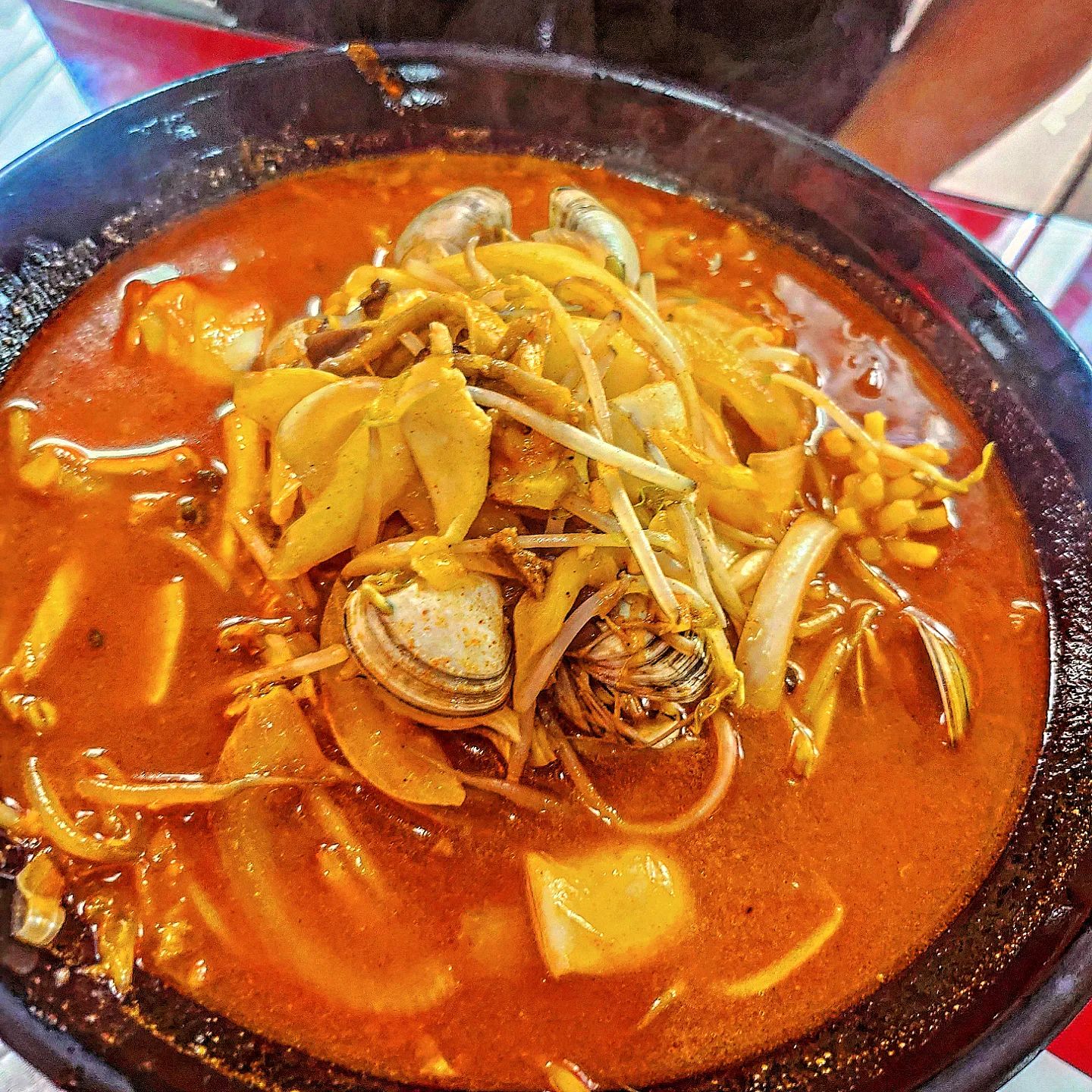 간만에 진짜 맛있는 짬뽕을 먹었다...
수원 곡반정동 짬뽕!!진짜 맛집이네😋😋

바지락넣는 집은 종종 보았지만~
동죽을 넣는다니!!! 
이건 해물짬뽕도! 동죽짬뽕도! 아닌..
그냥 짬뽕이다!!!!!!

식사가  나오기전 특이하게 크림스프?를 주신다 !

푸짐한 해산물~
절단꽃게, 🦀  동죽 조개 ,솔방울오징어, 숙주! 양파 ,청경채 
즉시 볶아 주시니 불향 🔥  가득하니 맛있다.
양도 푸짐하네~~ 👍 👍 👍 

짬뽕 7,000원
짜장 5,000원

요즘 물가에 진짜 🤦 😋
맛있게 먹었습니다~~!!!!

#짬뽕맛집#수원맛집#먹스타그램#선팔하면맞팔
#행궁동맛집#행리단맛집#수원먹스타그램
#맛집#푸드스타그램 #선팔하면먹팔#동죽짬뽕#차돌짬뽕#수타짜장