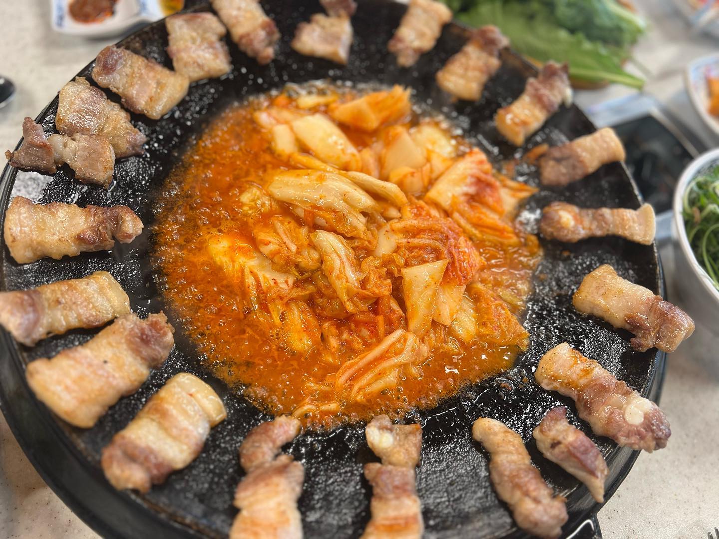 #협찬
고기는 언제나 옳지요😆
이번 주말 #오창맛집 #진짜무쇠삼겹 에서 외식하고 왔어요
아이들이 있어 고기굽기 힘든데
고기도 직접구워주시고 국내산 김치까지 구워세팅해주시니 너무 편한거있죠
음료까지 얼음가득 양동이에 담아주셔서 끝까지 시원하게 먹을 수 있어 너무 좋더라구요
회식으로도 가족외식장소로도 짱짱😊
나올때 주심 요구르트서비스까지 감샤합니다🥰

#협찬 #청주맛집 #오창맛집 #청주삼겹살 #오창삼겹살 #청주핫플 #오창핫플 #오창가볼만한곳 #진짜무쇠삼겹 #진짜무쇠삽겹청주오창점