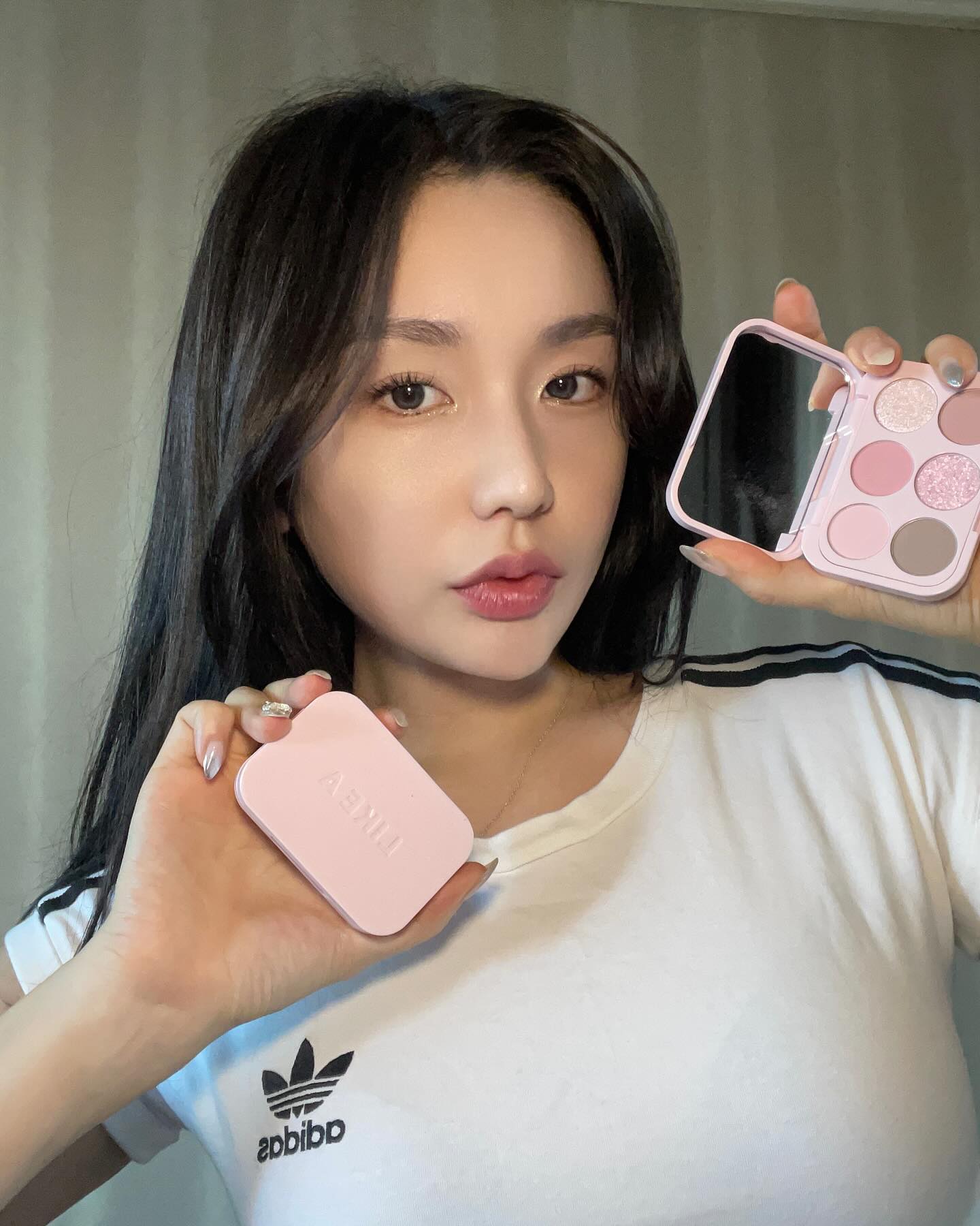 blessedmoon_cosmetics 

쿨톤 웜톤에 딱 알맞은 섀도우 “솝 팔레트” 
비누 거품처럼 영롱하고 신기루 같은 웜톤 쿨톤
무드를 담은 비누같은 팔레트! Soap Palette 

저는 쿨톤 웜톤 가리지 않는 편이라 둘 다 자주 사용하는데
딸기 우유처럼 뽀용한 컬러감의 쿨 인 솝 01
홍차 라떼같이 차분한 컬러감의 웜 인 솝 02

#광고 #블레스문 #BLESSEDMOON #솝팔레트 #SOAPPALETTE #쿨톤메이크업 #웜톤메이크업 #아이섀도우 #섀도우추천 #뷰티 #makeup #20대여자선물 #선물추천 #kbeauty #koreanmakeup #girl #girly #eyeshadow #makeup #메이크업 #협찬 #팔로우 #좋반 #좋아요반사 #좋아요 #선팔 #인친 #like #like4like #fff #셀카