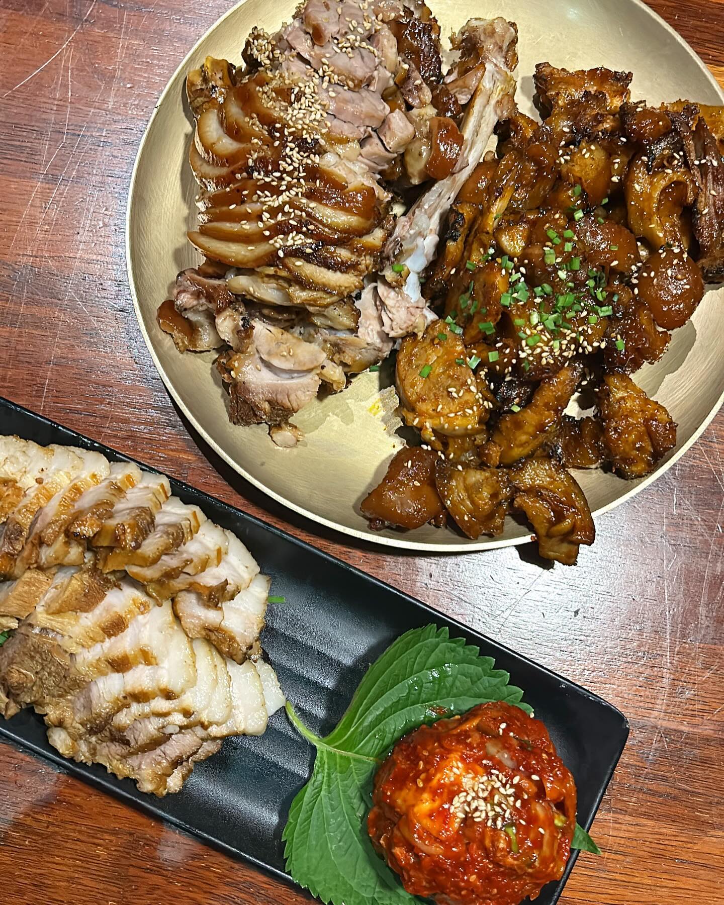 🐽 #첨단 #깐깐한족발 #깐족
 
깐족 첨단점 방문했어요! 광주 본점이더라구요. 항상 족발만 먹었는데 이번엔 보쌈도 주문 완료 🐽

세트 메뉴에 족발에 보쌈도 같이 먹을 수 있는 세트가 있어요. 항상 먹던 족발은 역시나 쫀득쫀득 맛있고 불맛이 나서 만족! 양념이 타지 않아서 정말 맛있었어용. 보쌈은 고기가 부드럽고 김치가 징짜 맛있어요 👍 다음엔 굴보쌈도 먹어보려 합니다~

매장이 넓고 룸도 있어 모임장소로도 강추 ! 🤎

๑ 참족 반+매족 반+참보 반 60,000

🐽 #포동광주 #광주맛집 #광주찐맛집 #첨단맛집 #족발맛집 #족발 #보쌈 #굴보쌈