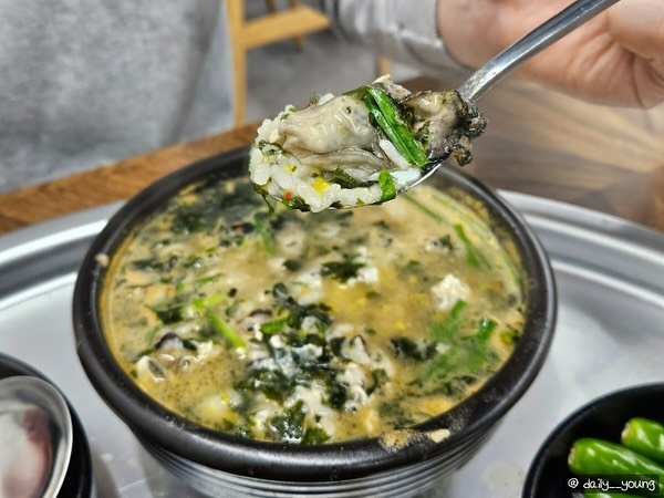 대구 서재_굴뚝배기

✔️ 대구 서재 신상 맛집
✔️ 뚝배기에 나오는 굴 국밥과 콩나물 국밥 맛집 👍
 (굴 특유의 비린맛 절대 없음)

영업시간 : 매일 09:00 - 21:00
주차안내 : 매장 뒷편 대형 주차장 구비(50대 이상)
블로그 : https://m.blog.naver.com/daily__young/223297778091

#대구서재맛집 #서재원조굴뚝배기