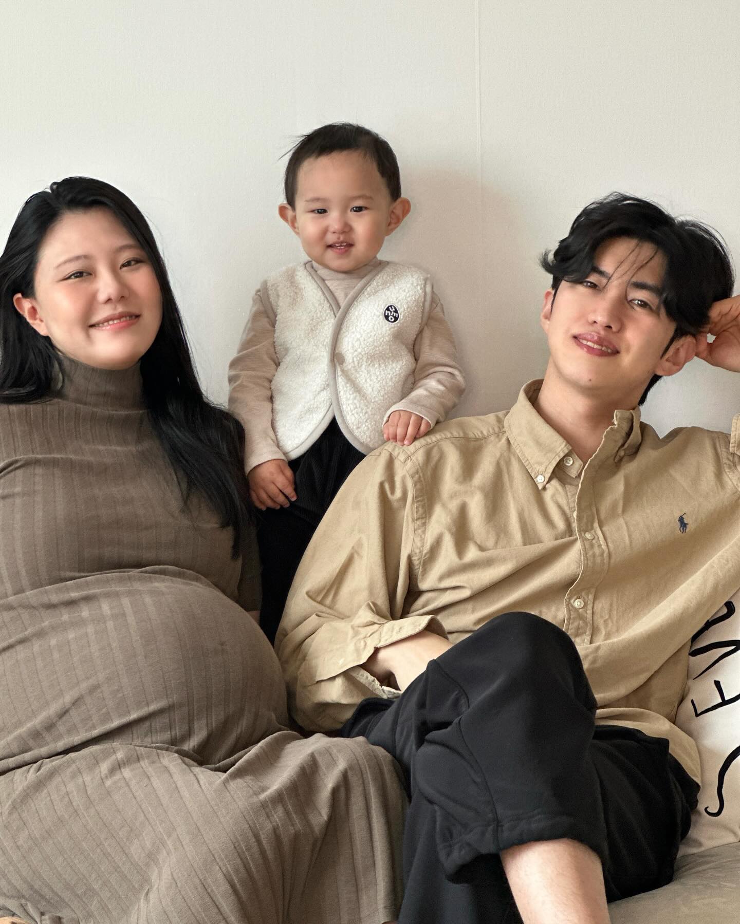 최근 반가운 요청이 들어와 인터뷰를 겸한 (셀프)가족사진을 찍게 되었습니다. 사진으로 보니 임신 전보다 25kg 불어난 모습에 눈물 살짝 날 정도로 슬프네요.. 뭐 어쩌겠나요.. 세상엔 맛있는게 너무 많던데〰️🤸🏻‍♀️ 내일 막달검사 하러가서 원장님께 또 살쪘다고 혼날생각하면 가슴이 두근두근합니다,,🧘🏻‍♀️

 
 
#매림임신기록 #35weekspregnant #임신35주 
#셀프가족사진 #셀프가족사진촬영 #엄마표스냅