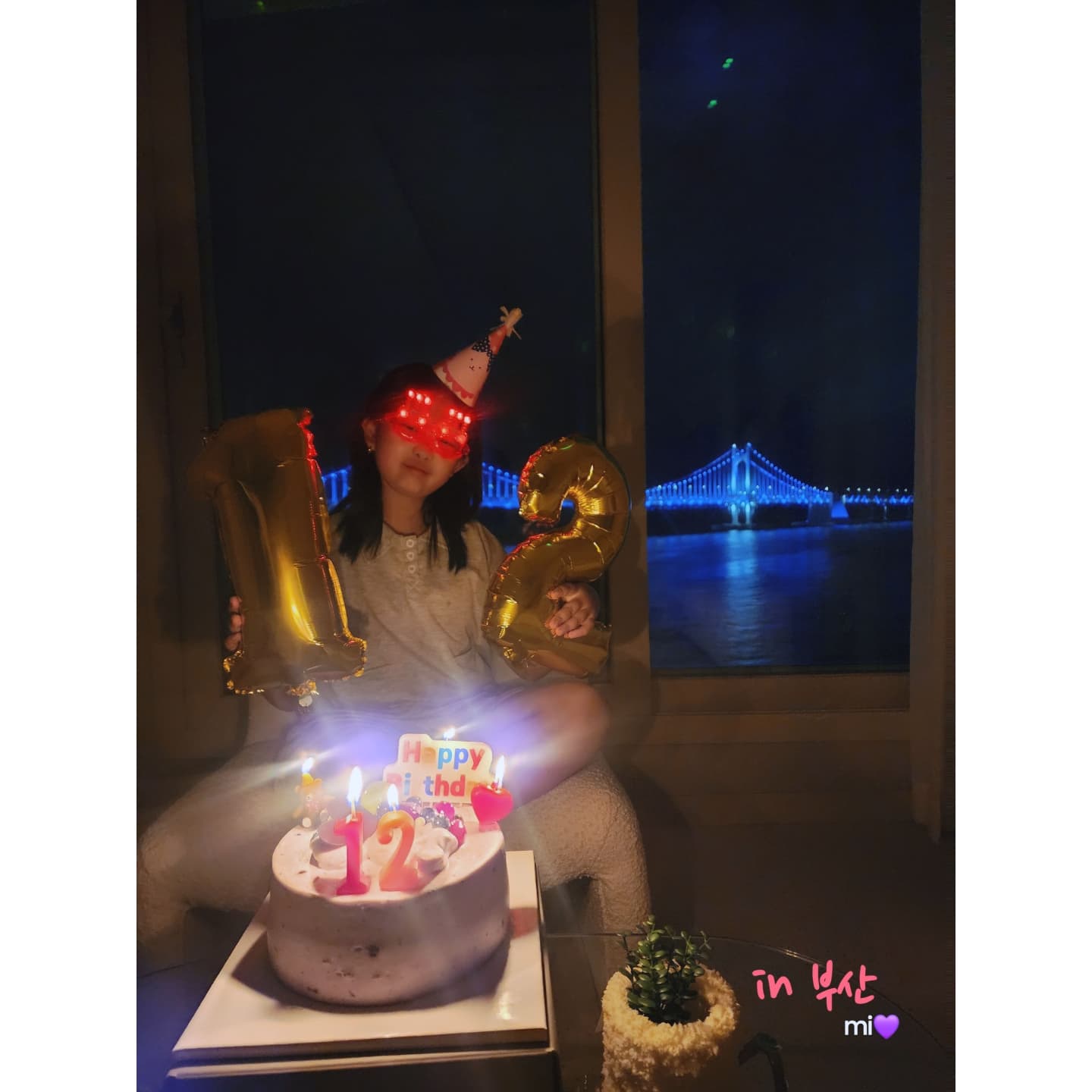 🎀2024.08.18🎀
나의 첫째 유림이의 12살 생일🎂
올해는 부산여행가서 마지막날 광안대교를 배경으로 생파하기♡
유림이가 좋아하니 엄마빠도 너무 좋다☺️
엄마아빠에게 와줘서 감사해~^^
올바른 우리딸~ 지금처럼 밝게 자라자~
내딸 유림아 생일축하해💜 사랑해🫶

#2013년8월18일 #첫째생일 #12살생일 #🎂
#부산여행 #여름휴가 #여행중생파 #광안대교뷰 #🌉
#다둥이네 #삼남매네 #첫째 #기념일 #생일축하해❤️