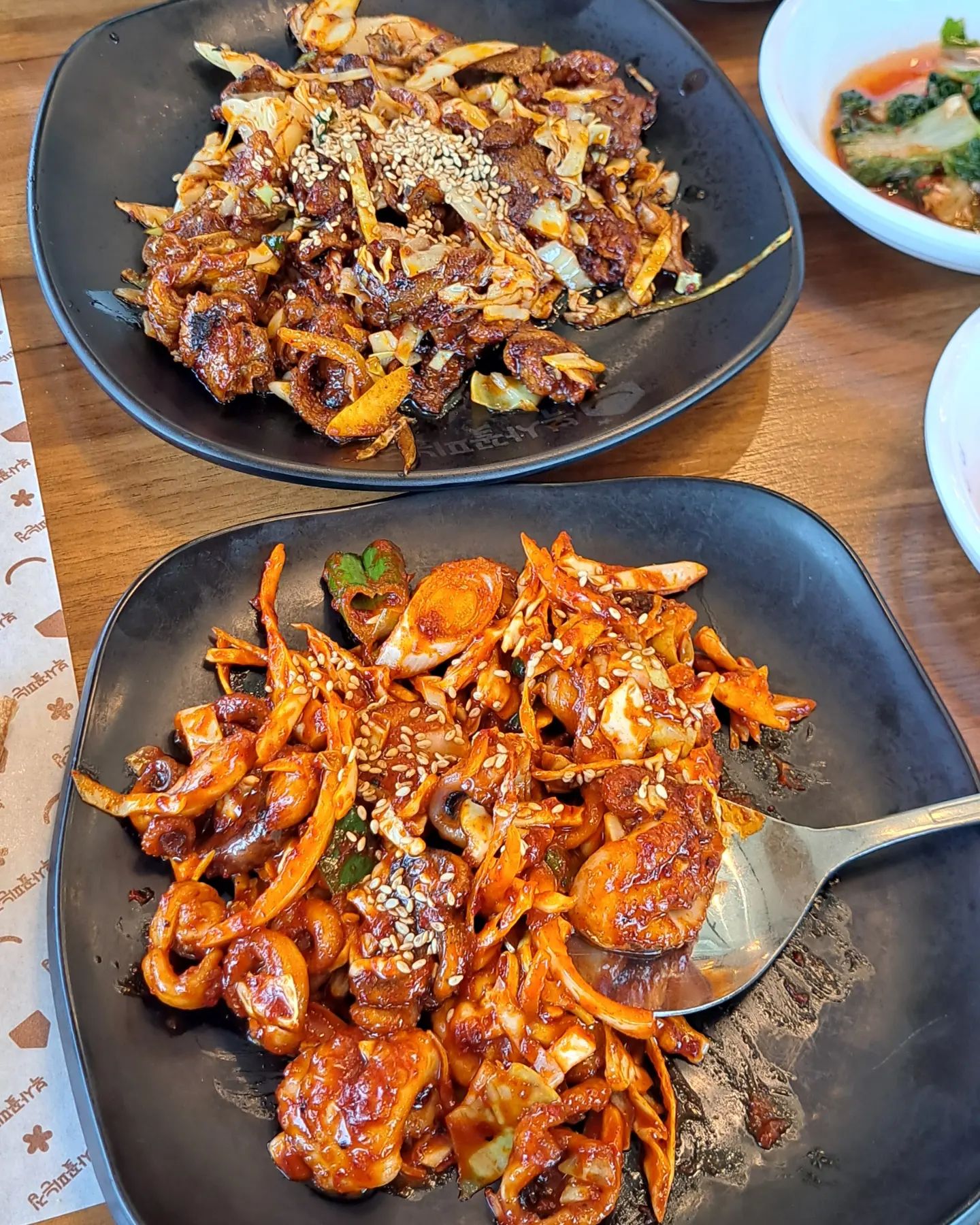 #협찬 불맛 가득한 직화 쭈꾸미볶음과 제육볶음 맛집 #복사꽃피는집 
오동통한 쭈꾸미볶음 제육볶음을 각 1인분씩 주문할 수 있고 세트주문시 화덕피자+묵사발+샐러드가 함께 제공되는 갓성비 맛집이다.
심지어 밥, 미역국, 탄산음료 전부 무한리필 가능하고 식후 커피도 무료로 제공되는데 따로 마련된 2층 카페공간에서 즐길 수 있다.

친절하고 맛있고 저렴하고 구성도 좋아서 갈때마다 만족하는 #청주율량동맛집 #율량동맛집

📍청주시 청원구 2순환로 30-1
📍영업시간 : 11:00~21:30
📍0507-1317-2144
📍주차장, 아기의자 O

#청주맛집 #청주맛집추천 #청주점심 #청주점심맛집 #청주율량동점심 #청주쭈꾸미 #청주쭈꾸미맛집 #율량동쭈꾸미 #율량동점심 #율량동점심맛집 #율량동점심추천