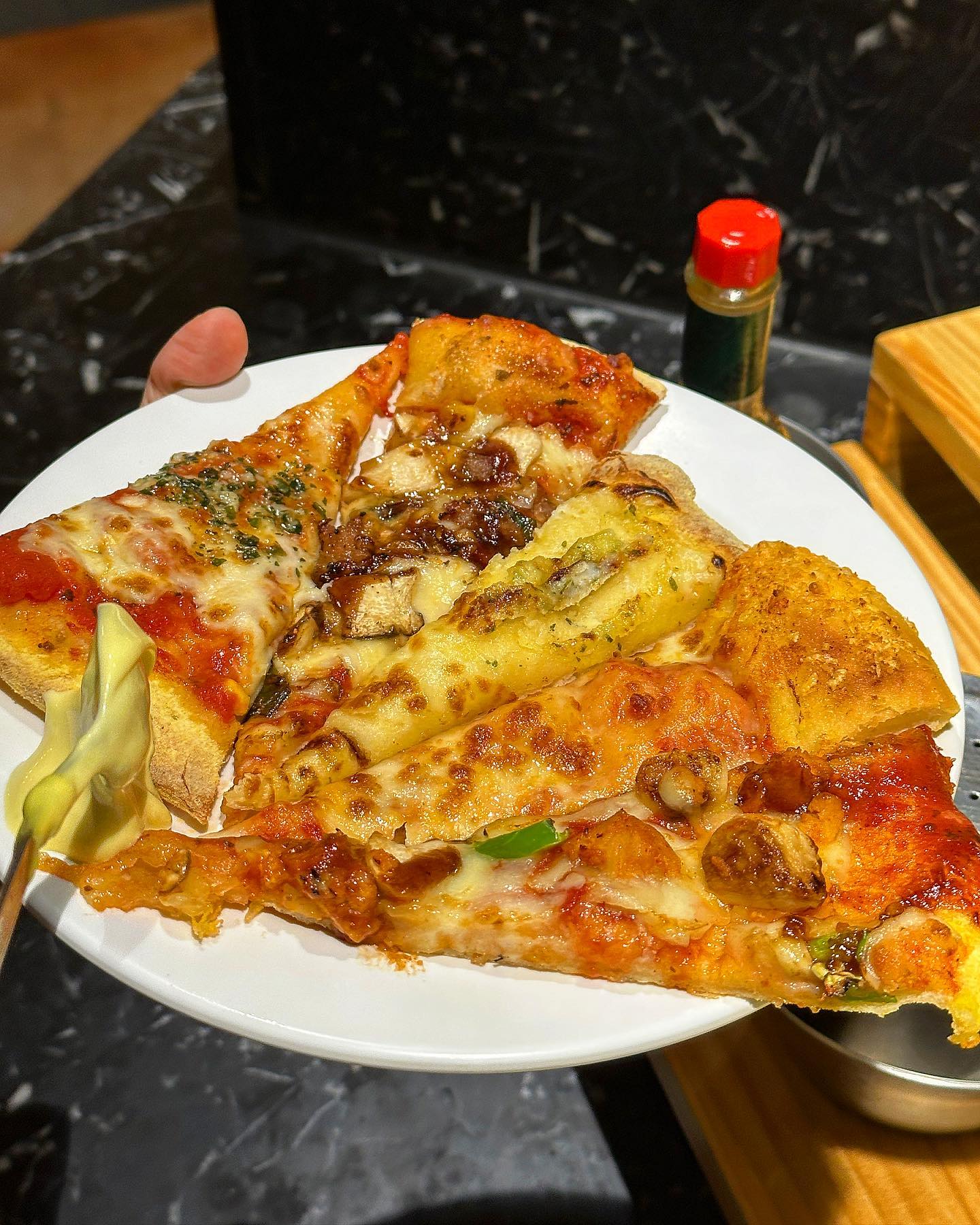 #협찬 🍕피자몰 NC전주점

🗺️세계 각국의 피자와 샐러드, 디저트를 맛볼 수 있는 뷔페형 레스토랑! ‘피자몰’을 다녀왔습니다.

💁🏻‍♂️전주 객사에 NC웨이브 A관3층에 위치하였고 주차구역도 넓고 2시간 무료로 이용하실 수 있습니다. 

💁🏻‍♂️샐러드바에 다양한 메뉴들이 있습니다.  샐러드는 물론 과일인 패션후르츠, 망고, 파인애플! 그리고 디저트로 오로라케이크(🍰🍬주말), 마시멜로우브라우니(디너,주말), 군옥수수아이스크림 심지어 빙수도 만들어 먹을 수 있습니다!🍧

💁🏻‍♂️오픈형 주방으로 요리하는 모습을 볼 수 있습니다. 직원분께서 직접 피자도우를 만들어 피자를 화덕에 구워줍니다.🔥 

💁🏻‍♂️현재 가을 신메뉴로 미국식 피자인 텍사스BBQ, 갈릭브레드, LA핫치킨 피자가 행사메뉴로 나왔습니다. 세 메뉴 모두 갈릭디핑소스에 찍어먹으니 맛만 좋았습니다.😆🍕
 
💁🏻‍♂️ 요리메뉴들도 종류가 꽤 많았습니다. 그릴드갈릭치킨(디너,주말), 로제파스타, 프레시홍합스튜, 그릴드하바나콘, 논알콜와인칵테일 도 맛볼 수 있습니다. 특히 저는 파스타를 좋아해 크림파스타를 많이 먹었습니다.😅

💁🏻‍♂️정말 배부르게 맛있는 여러 종류의 피자들을 먹고 왔습니다. 연인 또는 가족끼리 객사에 방문하시게 되면 피자몰NC전주점을 방문해보시기 바랍니다!

⏱️영업시간: 월~일 11:00 ~ 21:00
🥗샐러드바: 월~목 20:30 / 금~일 21시 마감
🚖주소: 전북 전주시 완산구 전주 객사 5길 35 NC웨이브 A관 3층
📞Tel: 070-5154-4364

#피자몰NC전주점 #객사맛집 #전주객사맛집 #피자뷔페 #샐러드바 #미국식피자 #전주객사 #전주객사맛집 #전주맛집 #전주여행 #객사맛집추천 #전주맛집추천 #전주가볼만한곳 #객사데이트 #전주데이트 #객사데이트 #전주데이트코스 #먹스타맞팔 #좋반사