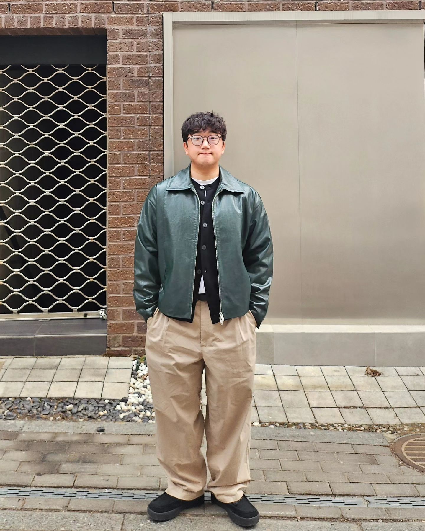 #협찬 hangle_official 
이번 연휴는 침대와 함께였네요! 
다들 마무리 잘하시고 일상복귀 하자구요🖐

유태오와 함께하는 한글안경 👓
EPI 그레이 색상을 착용해봤는데 일단 엄청 가벼워서 무게를 보니 25g,, 또한 섬세한 곡선이 이루어지는 감각적인 디자인으로 한국인을 위한 핏으로 잘 나온 제품이였네요. 

#HANGLEEYEWEAR #한글안경 #EPI그레이 #유태오안경
#유태오epi그레이 #안경추천 #안경스타그램 #HANGLE