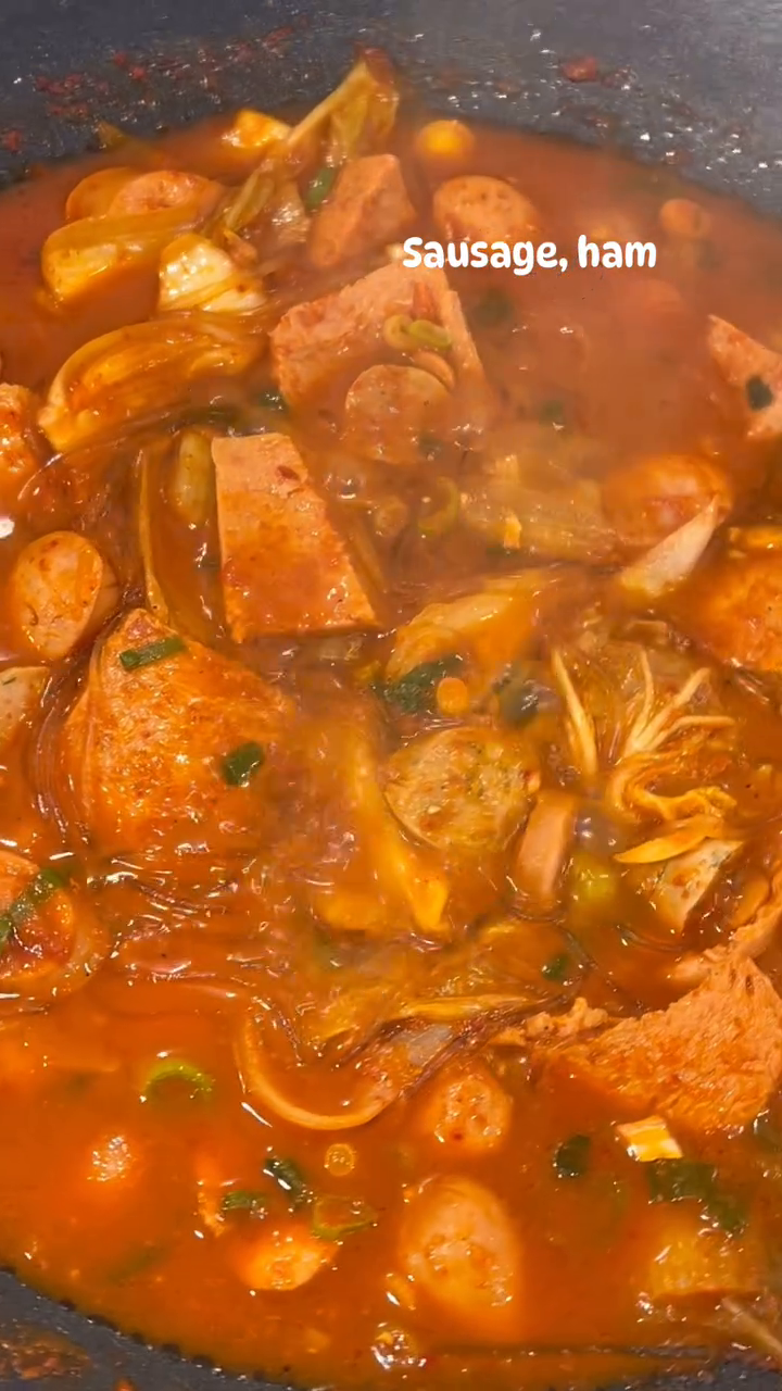 #부찌부찌 #부대찌개 #집밥 #점심메뉴 
햄, 쏘세지 폭탄으로 만들었어요!
이럴 때 육수를 사골 육수 이용하면 느끼하니까
채소 육수나 그냥 맹물을 추천드려요🙌🏻
뜨끈한 한끼는 하루의 원동력!!!
