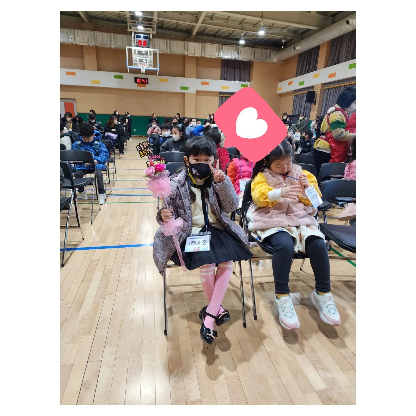 우리둘찌 엄지공주🩷
초등학교 입학식💐
유림이때는 코로나가 심했어서...
입학식은 커녕 첫등교부터 교문에서 혼자 들어갔는데..
다행히 유진이는 입학식을 하게되었다😊
같은 어린이집 친구들이 많아서 더~ 좋네🤭

애기애기하고 순둥이였던 울애기가
언제 이리커서 벌써 초등학생이라니...😁
아주 야무지고 씩씩하게 잘 다닐꺼라는거
엄마는 아주아주 잘 알지요‼️😄

우리 둘찌 엄지공주 유진아~입학 축하해💜
새로운 환경에서 잘 적응할 울 유진이
너의 행복한 초등학교 생활을 응원해🫶
초딩언니 화이팅😘

#초등학교입학식 #오늘부터초딩1일 #이제부터초딩
#엄마표토퍼 #내딸이젤이쁘네 #입학을축하해
#언니와같은학교 #잘다녀보자 #화이팅‼️
#삼남매맘 #초딩딸둘 #초딩둘맘 #딸둘아들하나
#8살언니 #초딩언니 #육아 #일상 #행복 #김포맘
#yurim_yujin_ruha🍀