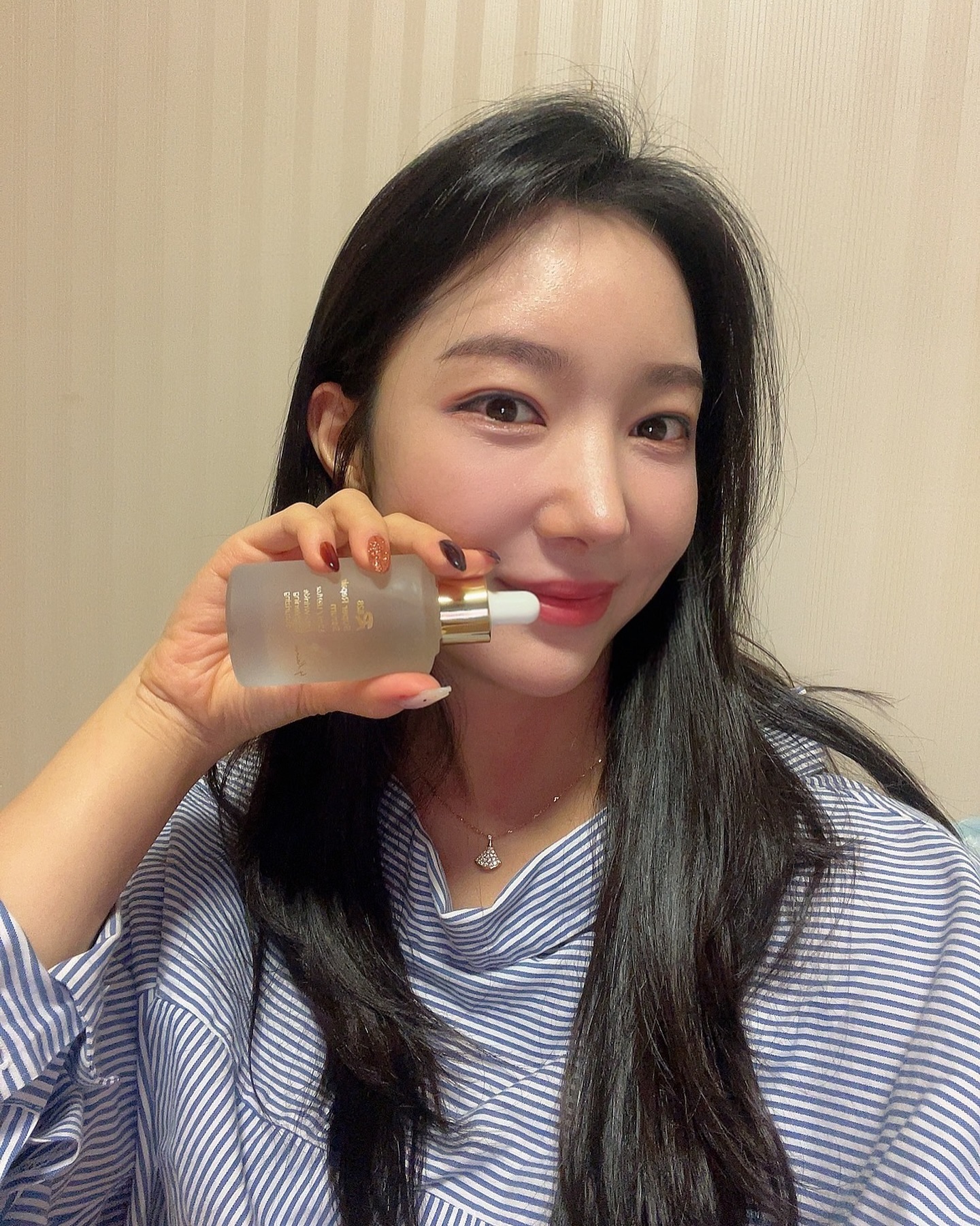 R828 슈퍼세럼❤️ r828.official 

써 본 사람만 아는 피부과 메디컬 코스메틱 제품
곡물 효모균을 주성분으로 만들어진 천연성분 올그린등급 세럼이예요

피부에 비자극, 무자극으로 판단될 정도의 약산성 제품이라 발랐을 때 너무 순해요👏🏻
스페셜 미백성분으로 비타민C의 100배 항산화효과까지

백옥주사의 핵심성분인 글루타티온도 함유하고 있어요💓

#R828 #R828SERUM #R828홈케어 #koreanskincare #kbeauty