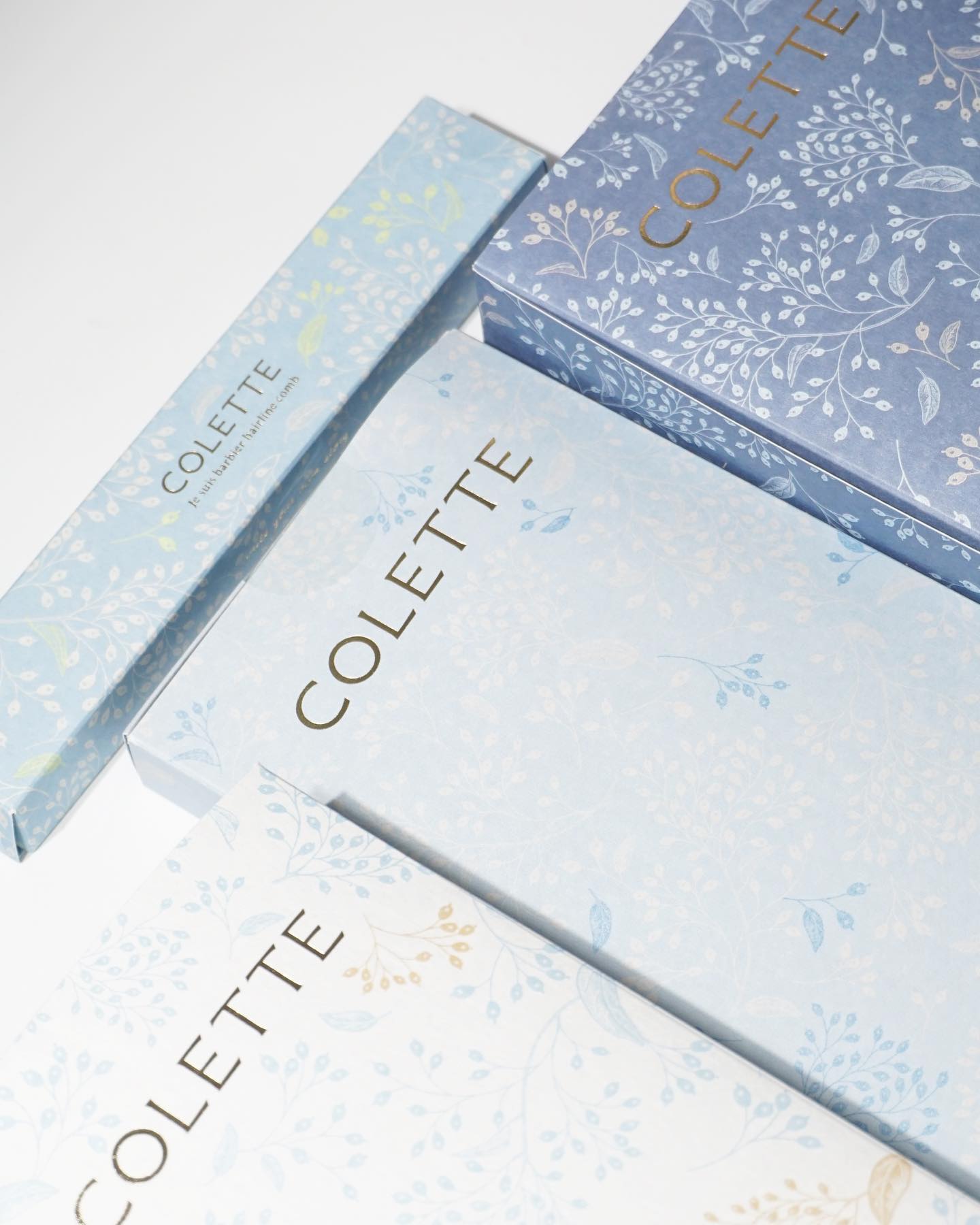 #제품제공 notre.colette glowpick_official 

집에서도 이제 쉽게 아이래쉬펌, 잔머리펌, 아이브로우펌을 할 수 있는 콜레트 브랜드의 제품이 출시되었는데요. 직접 셀프로 아이브로움펌과 잔머리펌 아이래쉬펌까지 재료 준비까지 모두 갖춰져있고 따라할 수 있도록 홈페이지에서 직접 영상도 확인할 수 있어요! 쉽고 간편하게 할 수 있어서 빠르게 펌할 수 있는데 어플리케이터와 자극없는 펌제, 다이얼 용기로 된 프라이머와 글루로 쓱 그리기 좋더라구요. 지금 살짝 속눈썹펌기가 남아서 다음 주기에 하려고 하는데 설명서보고 쉽게 할 수 있을 것 같아 집에서 할 수 있는 콜레트 셀프 그루밍 라인 추천합니다! 🩵

#글로우픽 #glowpick #콜레트 #아이래쉬펌 #아이브로우펌 #잔머리펌 #잔머리콤 #글로우픽서포터즈 #2023글로우픽서포터즈