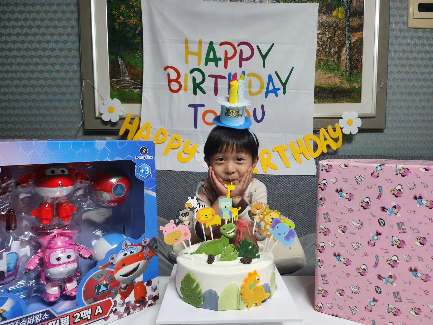 .
오늘  2호생일 & 내일 내생일
둘째라 애교도 많은 우리 애기❤️
생일 넘넘축하해
바쁜하루하루보내느라 생일준비를 따로 못해서
이렇게 했지만 그래도 행복하다는 2호 감사 
생일케쿠에 초 불고 끄고 내꺼하고 끄고
이렇게 생일은 묻혀가는구나.....😭
그래도 내새꾸들 있어서 참 햄보케...❤️
.
.
.
.
.
#아들 #둘째 #공룡케이크 #생일 하루차이 #슈퍼윙스 #콩순이