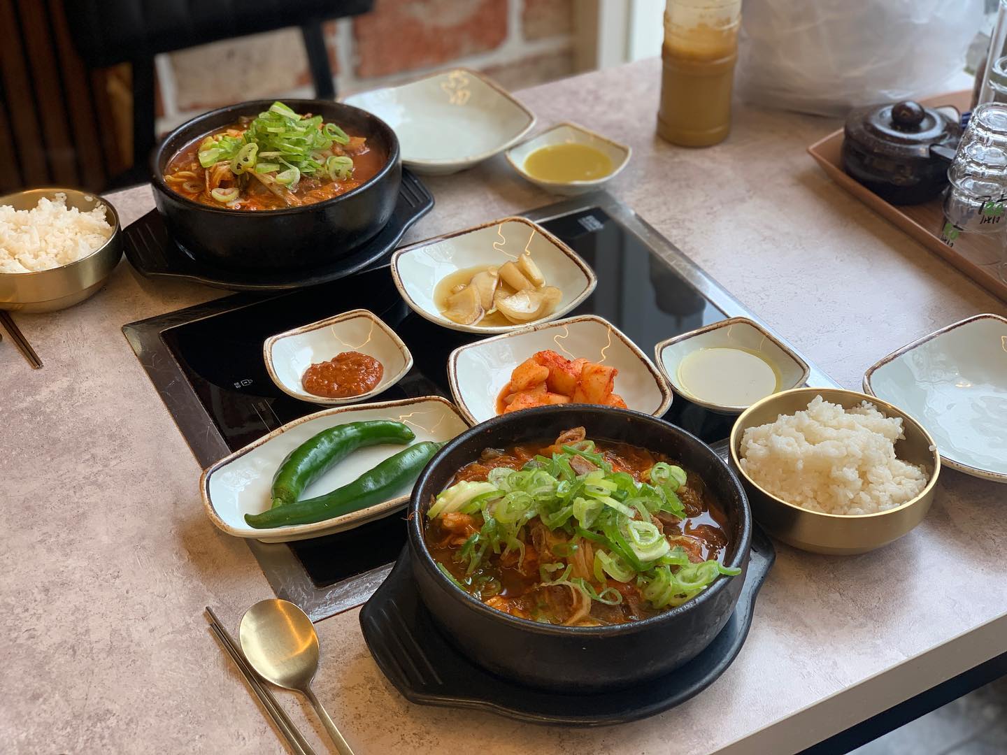 휴일의 마무리.. 
뜨끈한 해장국 한그릇! 
우거지 없이 김치만 송송 썰어 넣은 얼큰하고 개운한 국물 맛이 깔끔하니 좋다. 뼈에도 살이 꽤나 실하게 붙어 있어서 발라먹는 재미가 쏠쏠..
소주 한잔하고픈거 잘 참아냄 
해장으로도 👍 안주로도 👍 

#광고 #맛울림감자탕 #대전감자탕 #괴정동감자탕 #감자탕맛집 #괴정동맛집