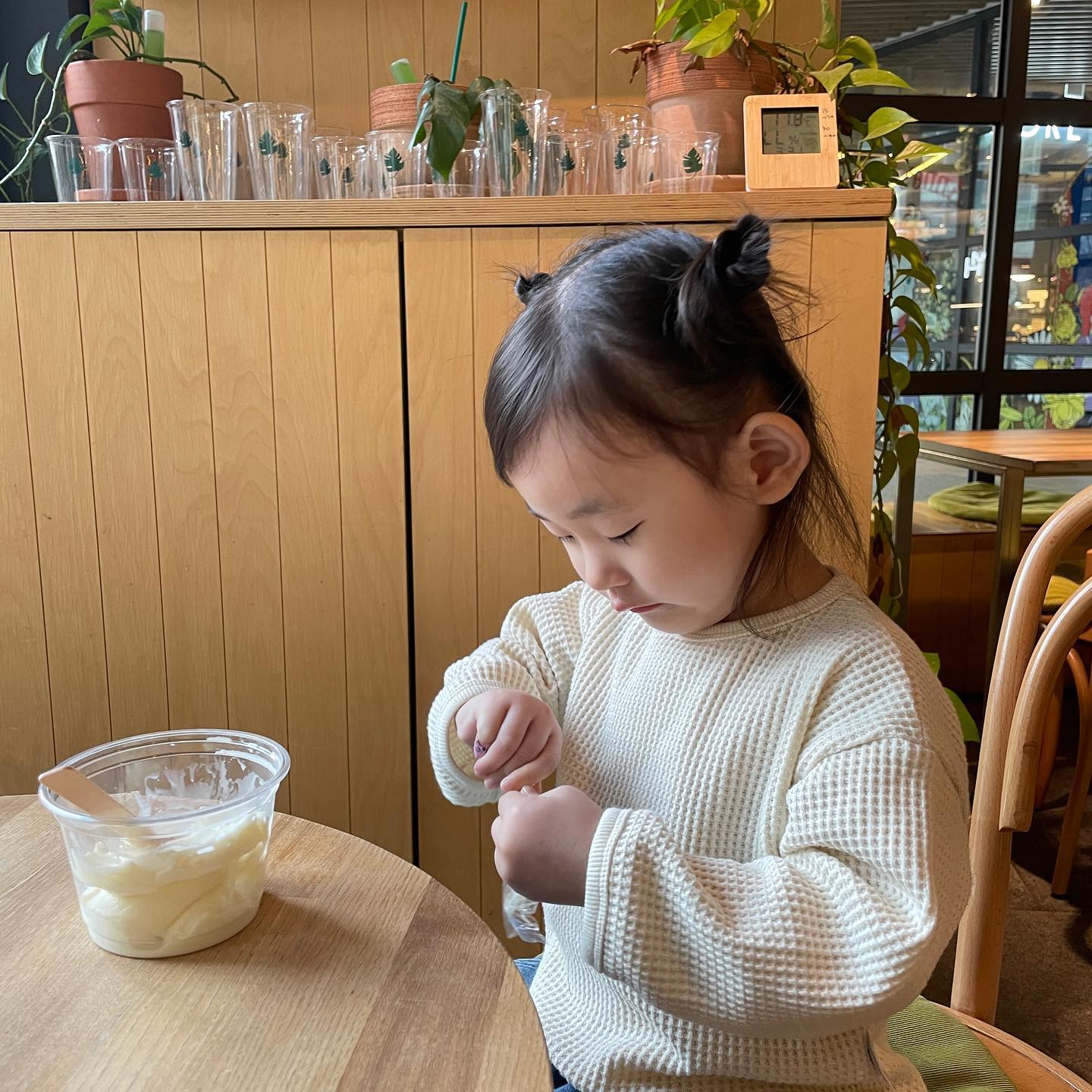 옆모습이 넘 이쁜 🤍