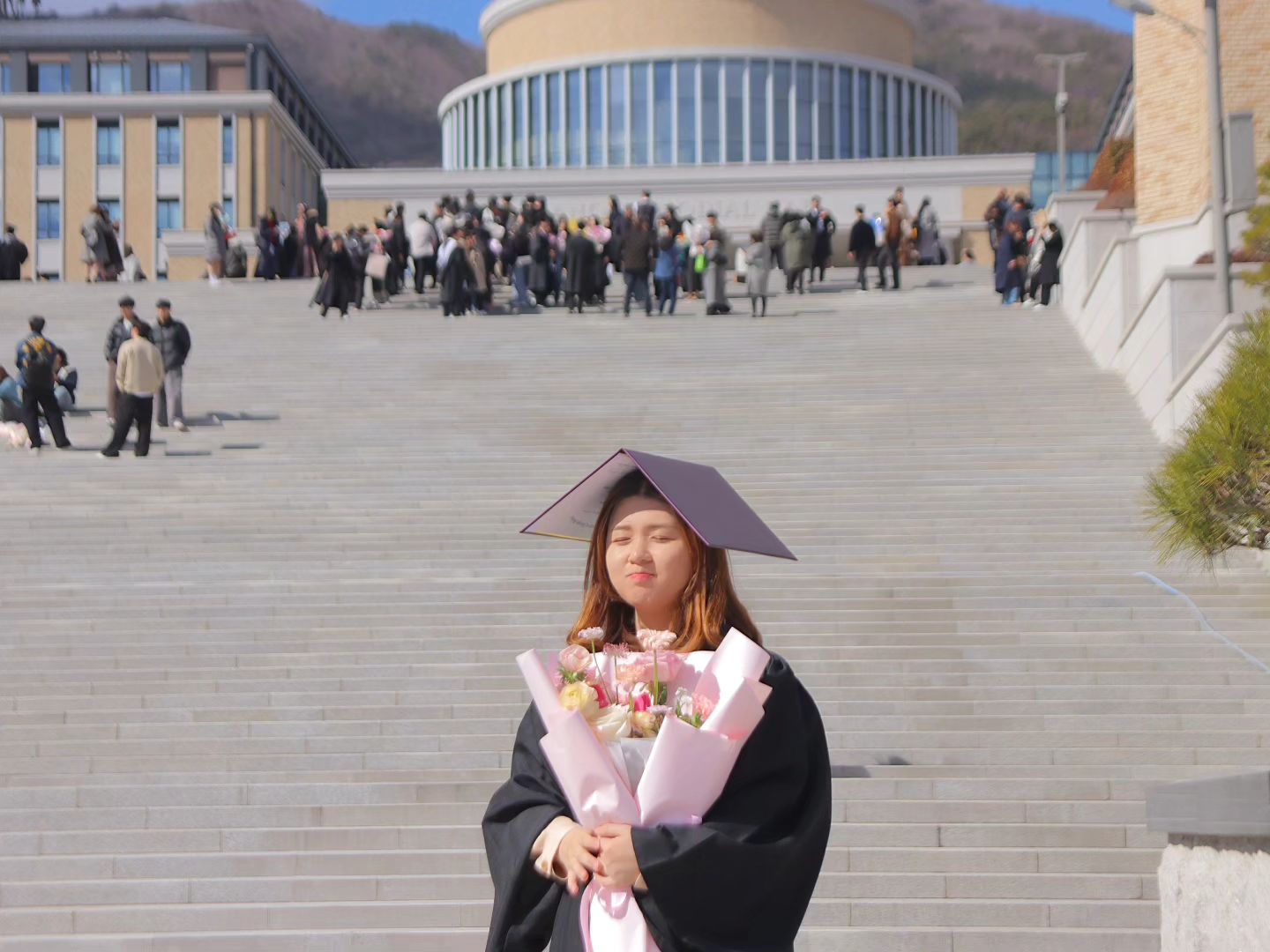 졸업했따🎓ㅠㅠㅠㅠㅠ 
대학 4년동안 저 챙겨주신 모든분들 정말 감사드려요❤️ 
대외활동으로 시작해 탁구로 끝났다고 이야기할 수 있는 대학생활
코로나로인해 짧은 시간이었지만 지금 되돌이켜보면 모두 감사함 뿐인것 같습니다.🥺

#졸업 #졸업식 #학사모 #부산 #대학 #대학생 #대학생졸업 #대학졸업 #취업 #취뽀 #busan #busanuniversityofforeignstudies #bufs #탁구 #부산탁구 #남산동 #tốtnghiệp #totnghiep #graduate #korea