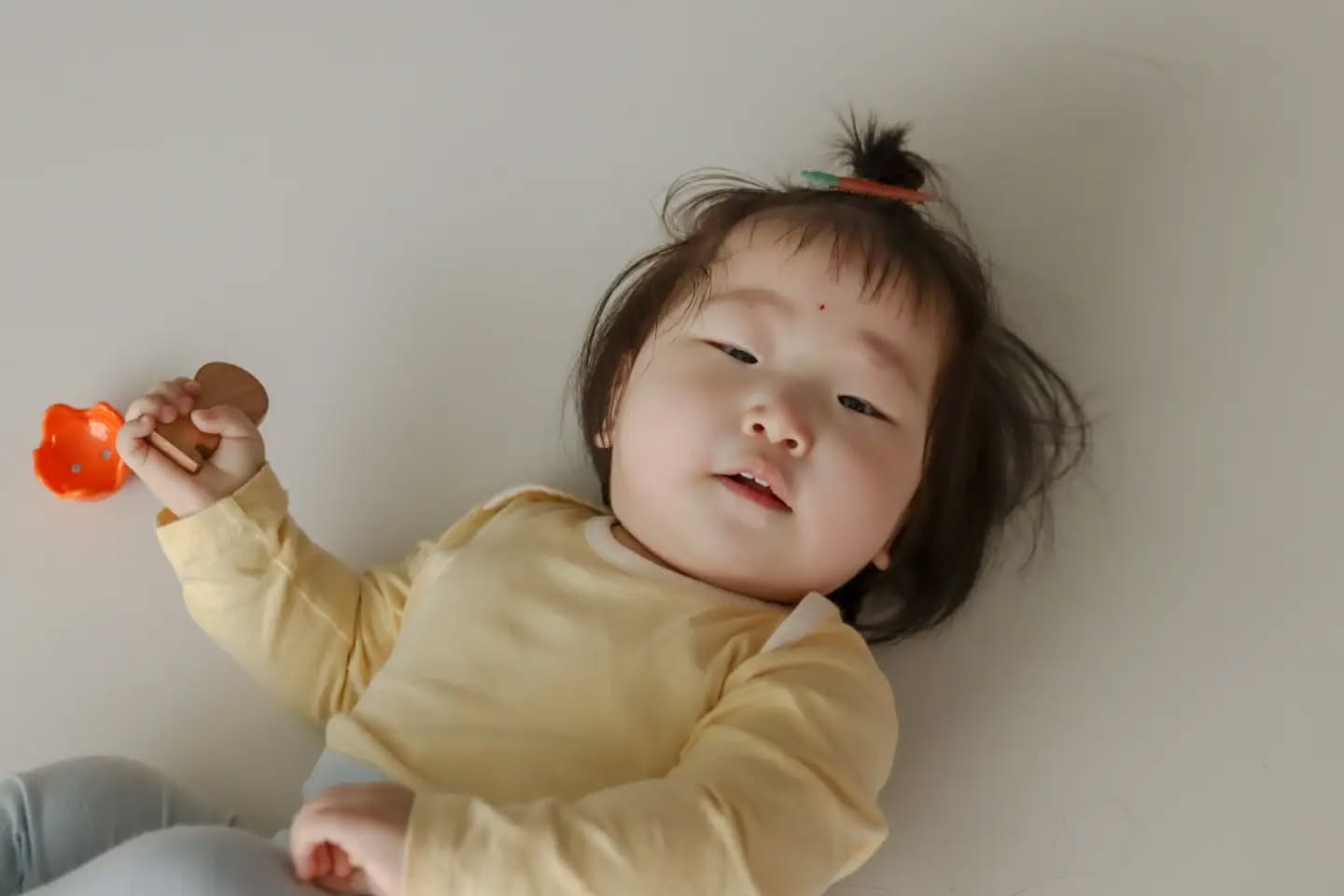 먹방 꿈나무 🌳 

어제 현주이모가 놀러와서
더워하는 또유머리를 ㅋㅋ
당근으로 포인트 줬네요.

이마가 아주 시원~
이모가 사온 쥬스랑 까까로
하정우 먹방 저리가라 찍는중