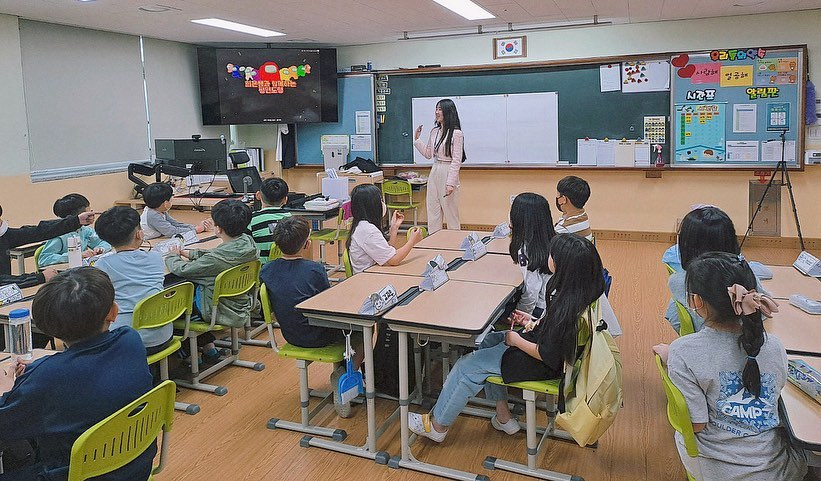 🩵 2023.05.15-05.26 🩵

초등학교에 갈 때마다 선생님이 되고자하는 마음에 확신이 더해진다.

마지막 날 쉬는시간에 잠깐 자리를 비운 사이
아이들이 편지와 선물을 내 책상 서랍에 한가득 채워두었다. 
이렇게 사랑스러울수가!💖

아이들은 내가 주는 사랑에 몇 배가 되는 사랑을 준다. 
이런 무한한 아이들의 사랑을 교사라는 직업이 아니라면 
어떻게 받아볼 수 있을까.
버스에서 돌아오는길에 참지 못하고 아이들의 편지를 뜯어보았는데 
감정기복이 심하지 않은 편인데도 너무 울컥했다.

사랑스러운 아이들, 훌륭하신 선생님들, 
그리고 멋진 실습메이트 덕에 너무나도 행복했던 2주 끝 ෆ̈