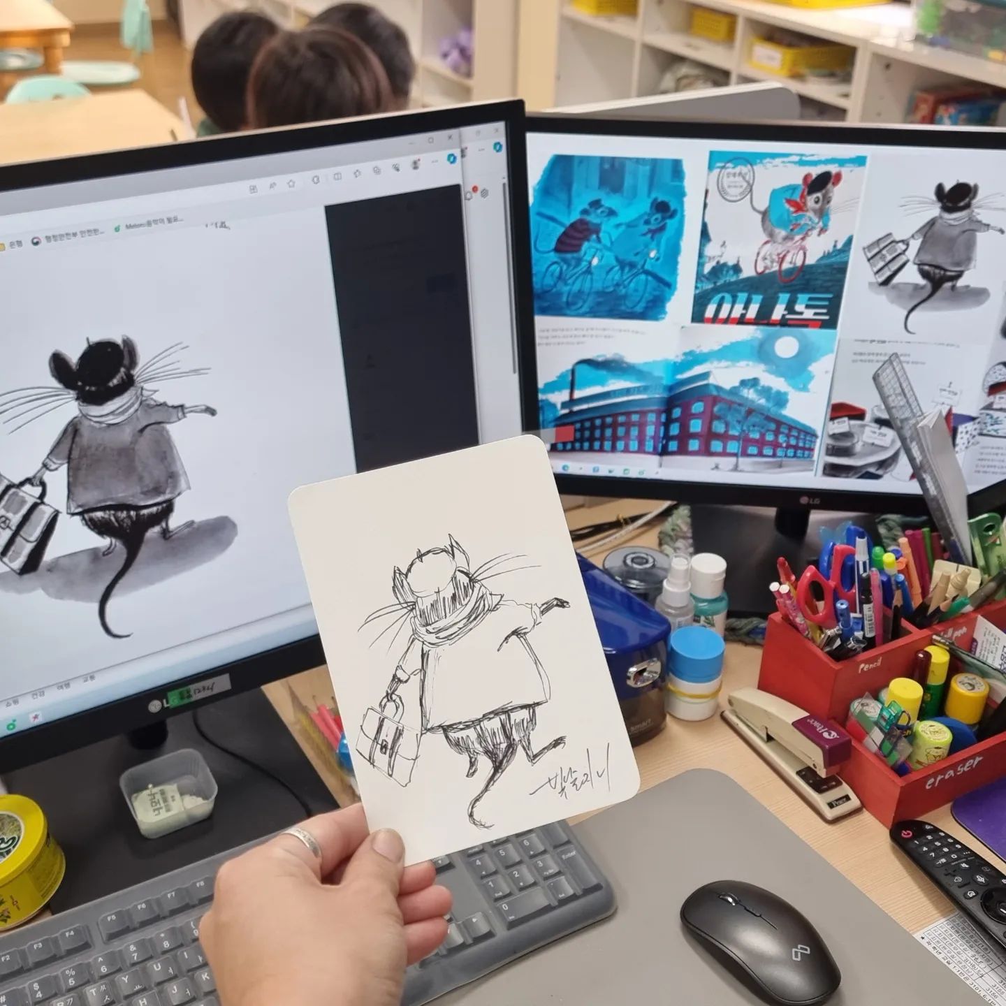 학교 수업시간 아이들 그림 그리는 틈에.
선물로 줄 그림 한 장 뚝딱. 
검정 플러스펜으로 아나톨의 뒷모습.

그림책을 읽고 따라 그리고 싶은 장면을 따라 그림을 그린 후  한 모퉁이에 제목과 작가의 이름을 쓰기로 했다. 

유난히 어려워하는 아나톨 작가의 이름. 
힌트를 계속 주긴 했지만 ㅋ 마지막에
작가의 이름을 기억해낸 친구에게 줄 선물♡

다행히도 아이들은 선생님의 그림 선물을 
무척 좋아해준다..ㅎㅎㅎ

#그림책수업
#초등학교수업 #그림책활동가 #그림책지도사 #그림책모사 #아나톨 #그림책놀이 #회천초등학교 #양주시 #책놀이지도사 #그림책아뜰리에 #방과후수업 #방과후 #그림책추천 #자존감높이기 #그림책활동