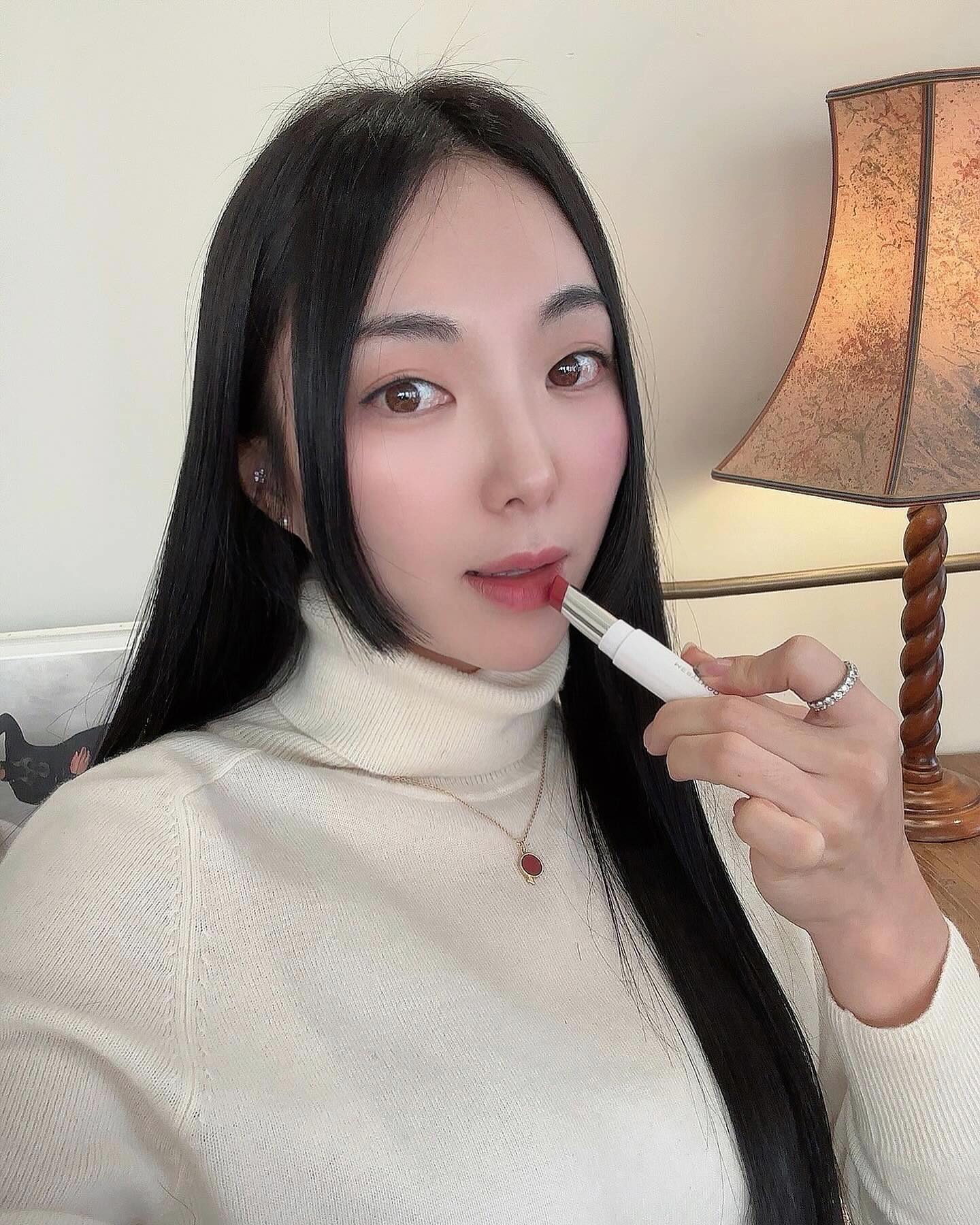 #협찬 merythod_official 
입술에 바르는 순간 사르르르륵 녹아버리면서
식물성 콜라겐 성분이 보습력을 더해 
윤기나면서 볼륨감있는 입술로 만들어주는 
콜라겐 멜팅립밤💋

고굴절 오일과 보습 오일이 함유되어
어느 각도에서도 빛나는 광택감을 느낄 수 있고
끈적임 없이 부드럽게 발려 산뜻해서 손이 가요💗

+ 바를수록 컬러감이 차올라 다양한 분위기를
연출할 수 있는 멜팅립밤은 소장각! 

#메리쏘드 #merythod #메리쏘드콜라겐멜팅립 #고민시립밤 #콜라겐멜팅립밤 #메리쏘드립밤 #멜팅립밤 #컬러립밤 #립밤추천