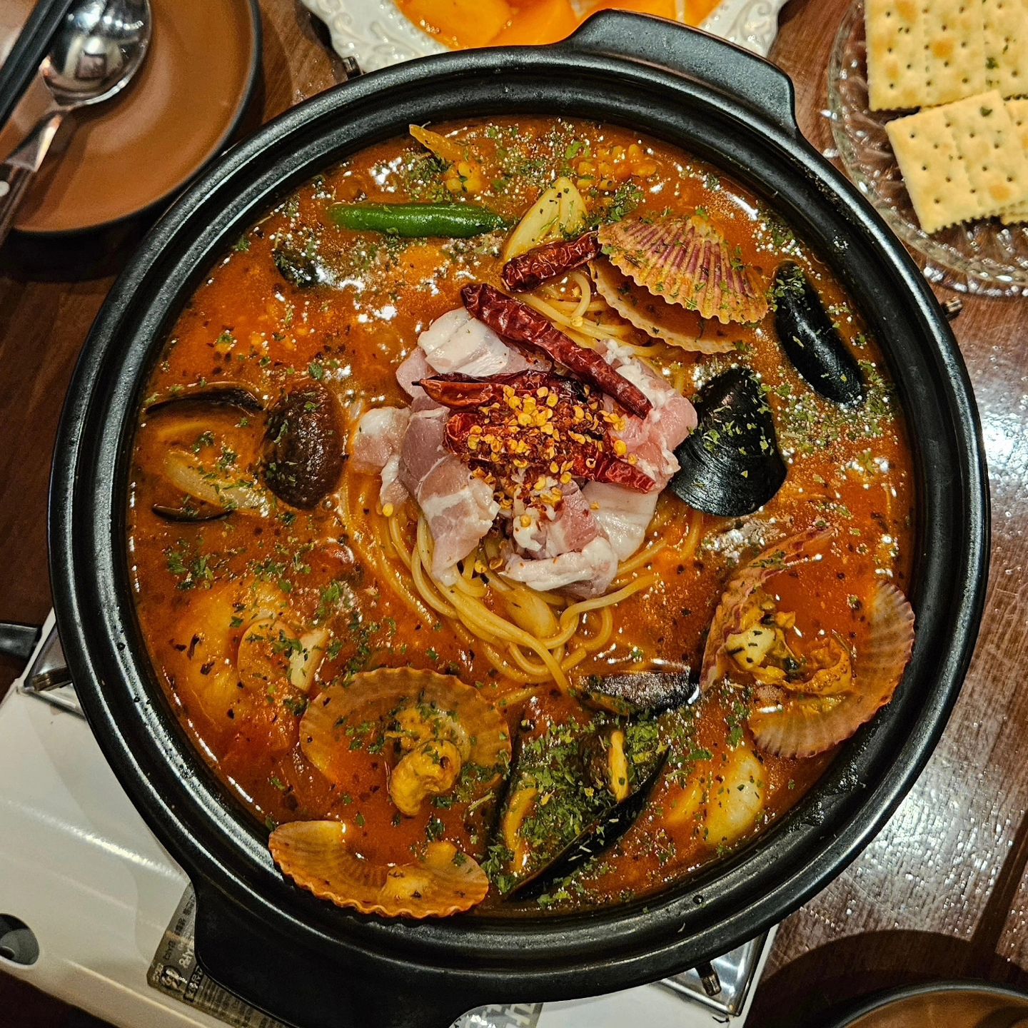 #협찬
언니 오늘 술 땡긴다 말리지 말아라.
요즘 토마토🍅에 빠졌는데 이 집 토마토해장파스타가 치트키네 매콤한게 맥주와 아주 찰떡😍 그리고 분위기는 기절🥰 아니요, 기본 안주가요 프레쉬하고 푸짐해서 또 기절. 언제 깨어나야 하나요?! 학창시절 추억의 장소에서 데이트도 하고 오늘은 10만점에 10점 기분이 좋아요✨️
한줄평: 홍보안해도 대박날것 같아요.

📍영업시간 pm15:00~am5:00

#금별맥주안양일번가점 #안양술집 #안양맛집 #안주맛집 #존맛 #분위기맛집 #데이트 #먹스타그램 #ootd