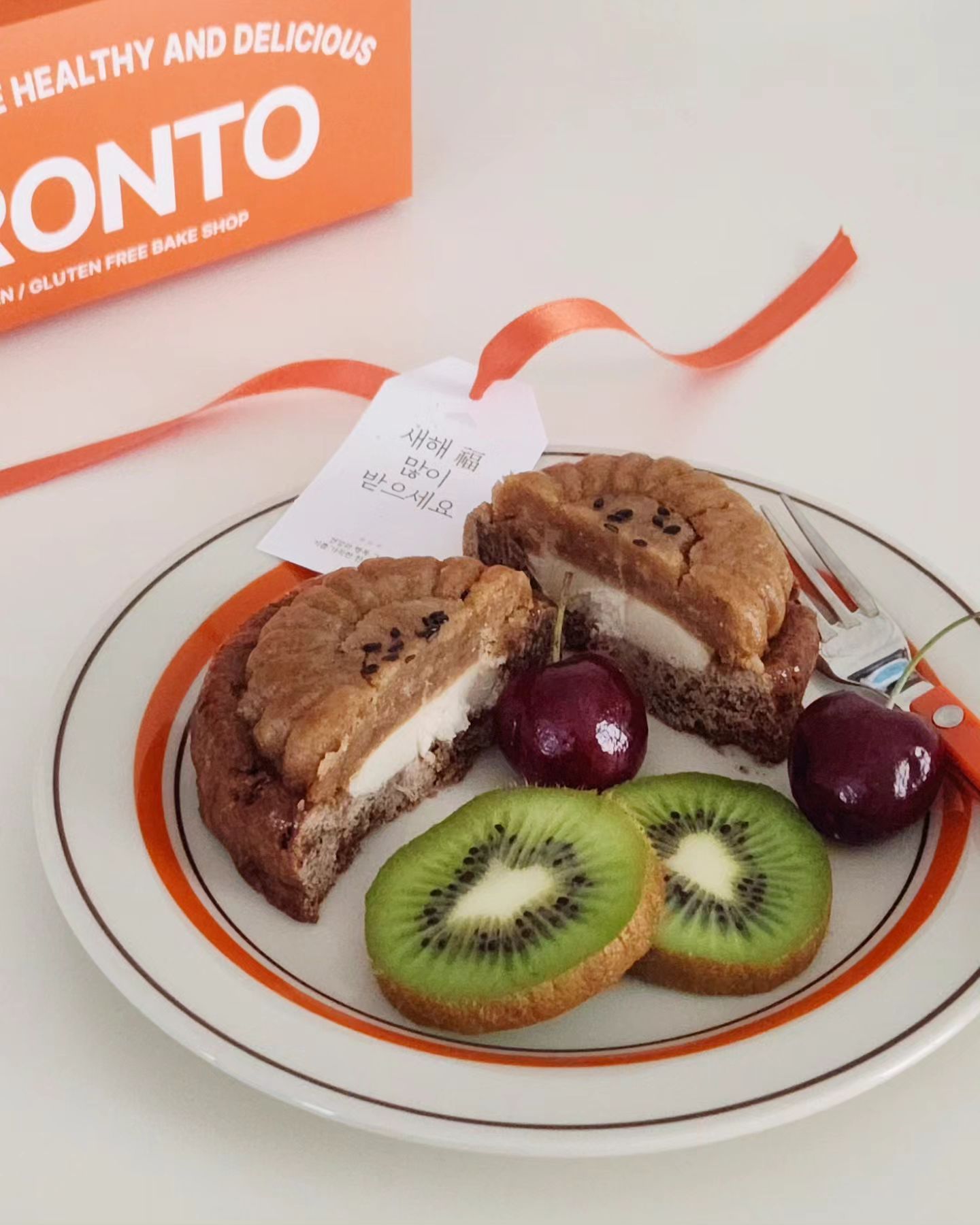 🧧 

‧#브론토 🥮 시나몬 #약과쿠키 (bronto_vegan) 

설 에디션에 포함된 시나몬약과쿠키🍪 역시 브론토는 저 두툼한 쿠키지가
너모 맛있어요! 🫠 시나몬 맛과 향 엄~청 찐한 편 + 찐득 쫀득 수제 집청에
비건 크림치즈, 비건 수제 약과까지 모든 맛이 조화롭구🧡 

식감은 전체적으로 꾸우덕! 다른 브론토 쿡히들에 비해 당도는 살짝 높지만!
약과 어쩌고면,, 달아야지 ෆ + 매장처럼 플레이트랑 포크도 브민수 해봄,,🧡
주기적으로 생각나는 브론토 #비건쿠키 🫶🏻 피칸카라멜, 브론토딸기치즈
쿡히들은 꼭 드셔보셔야 함💛 아 ,, 보늬밤 쿠키도! 🌰🌰

그나저나 모두 햅삐한 설 연휴 잘 보내고 계신가요❤️ 연휴 가지뭬 ,,,, 

-