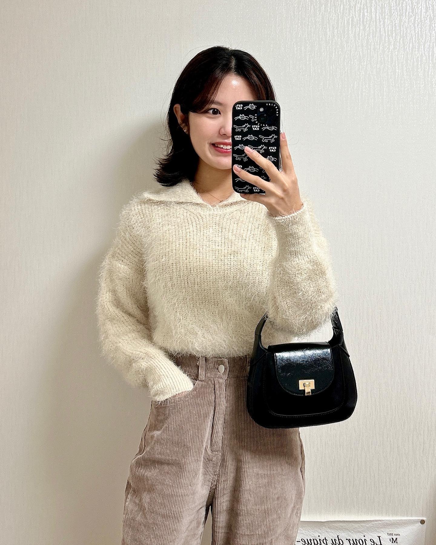#데일리룩 #부클니트코디 
추울 땐 따뜻한 부클니트 최고 🤍

상의 frenchaube 
하의 gogosing_official 
가방 bagtobasics.shop