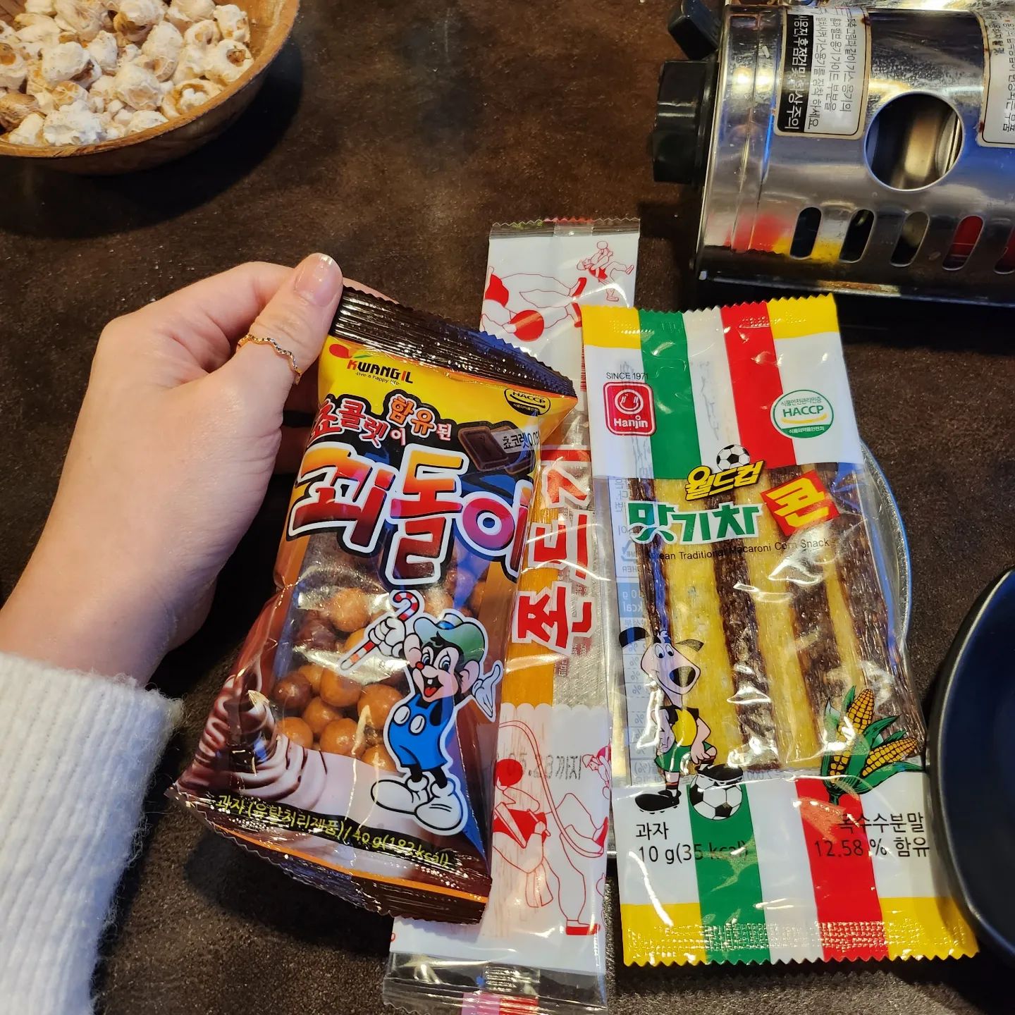 운동하고 먹고 운동하고 먹고^^
ㅋㅋㅋㅋ이러는거 맞죠?
정든밤.너와마주보다.이름이 너무 예뻐용♡♡♡
영대핫플에서 놀다왔눈데..
학생덜..젊음이 조쿤요^^