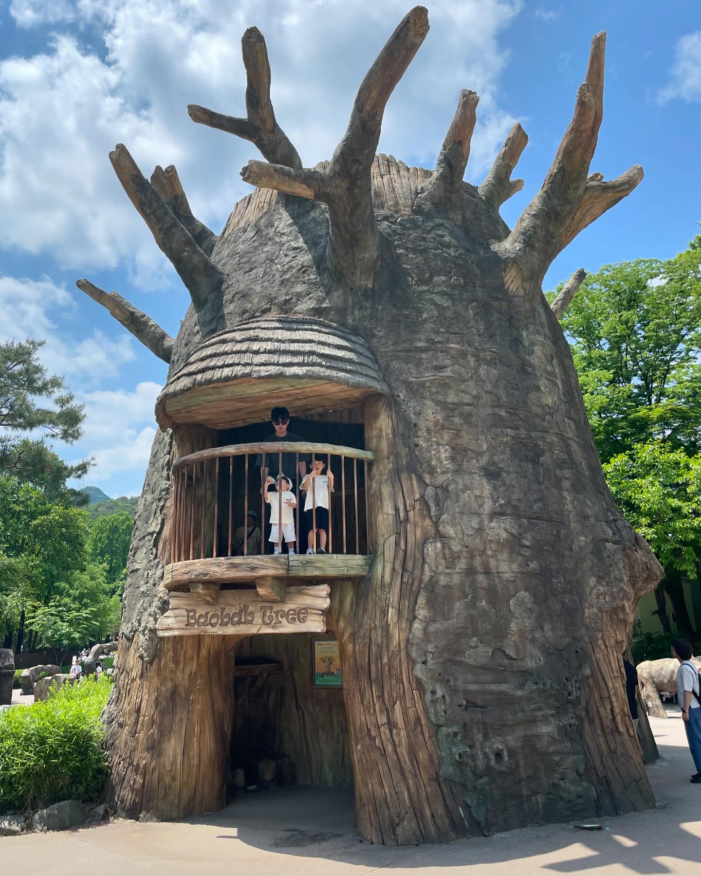 오늘 날씨 미쳤!!🌞
코끼리열차 너무 좋아하는 도하🙂
동물원 무려3시간 반을 걸어다님 ㅋㅋ
근데도 반도 못본.. 계곡도 있었는데
다음엔 진짜 체력 제대로 준비하는걸로..😅
.
#서울대공원동물원 🦒🦧🐅🐆
✔️다둥이카드 소지시 동물원 입장료 무료, 주차비50%
✔️입구에 웨건, 유모차 유료대여 가능