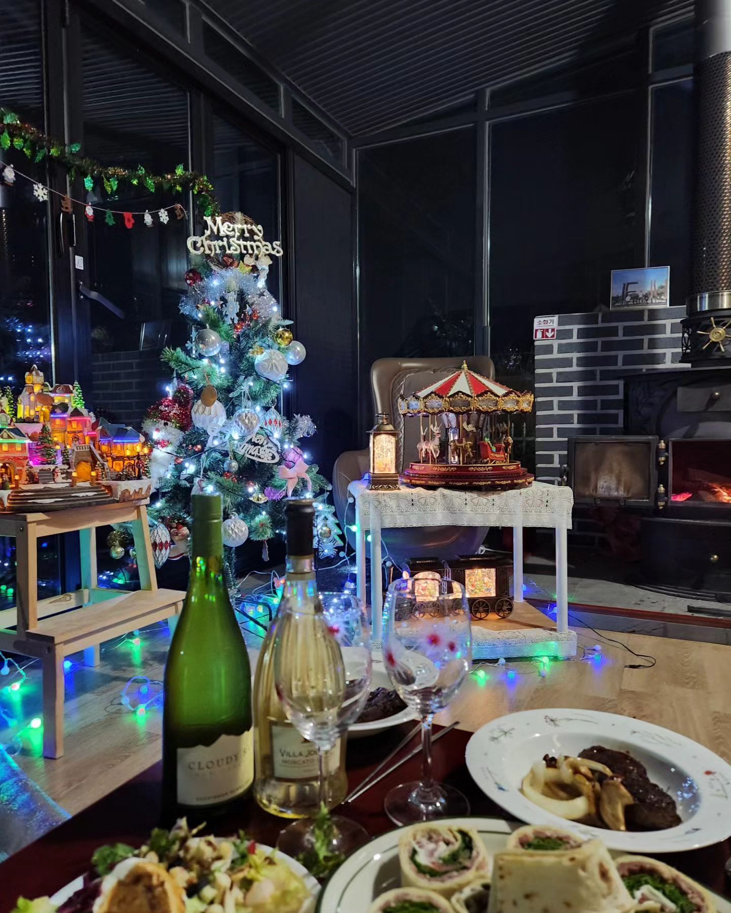 2023년 크리스마스🎄 
하준이가 좋아하는 친구 가족들과 함께 2박3일 홈파티🎂
근처 밥먹으러 간김에 내추럴가든 카페 들렀는데 마침 얼음썰매장 개장날👍
저녁 멋지게 차려먹고 어른들의 무쓸모선물 사다리타기 😆
아이들을 위한 산타 이벤트 🎅 
어른들도 아이들도 즐거웠던 크리스마스이브 파티 😊