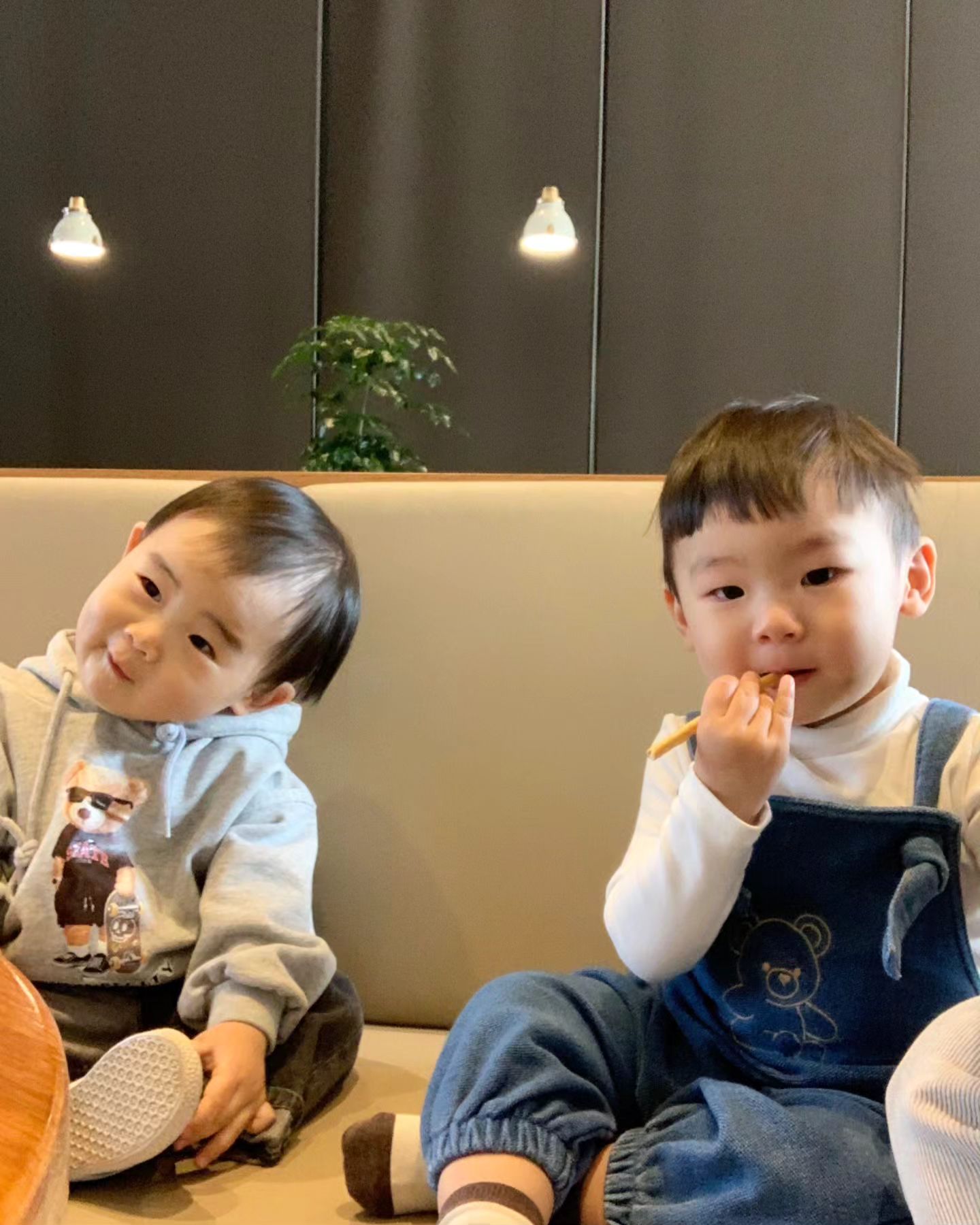 이 귀여운 애교쟁이들을 우짜쓰까.... ♥️