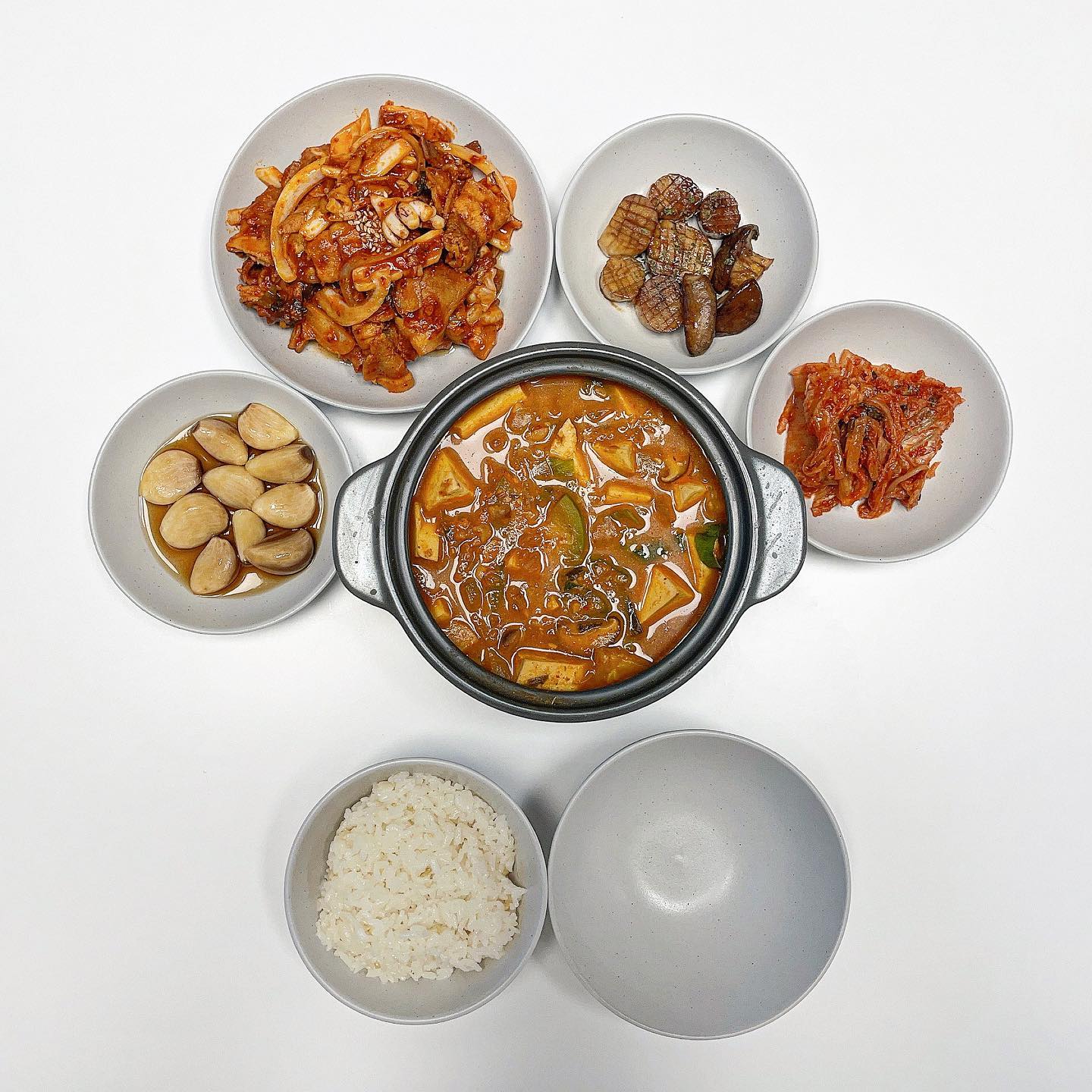 오늘 저녁 👩🏻‍🍳

➜ 오삼불고기 , 청국장 ❤︎

냉동실에 오징어랑 대패삼겹살 발견 🙄!!
즉시 오삼불고기 만들어봤어요 ㅎㅎㅎㅎ
삼겹살 대신 대패삼겹살 넣어서 하니까 
간도 잘배이고 금방 익어서 간단하게 만들수 있어용 👍🏻👍🏻👍🏻
찌개는 할머니가 만들어주신 청국장 !!!
동그랗게 뭉쳐서 냉동실에 소분해 놓은걸로 만들어바써요 ☺️
그리고 새송이버섯이 두개가 굴러다니길래 
미니 새송이버섯 조림도 해봤어용 ^.^ 
오삼불고기 양념까지 싹쓰리 해준 예랑이 🫶🏻쀼듯-! 

#먹팔 #소통 #댓글 #오삼불고기 #청국장 #오늘저녁 #오늘뭐먹지 #저녁메뉴 #홈쿡 #일상 #먹스타그램 #맛스타그램 #집밥 #집밥기록 #좋테 #좋아요반사 #신혼부부 #신혼부부밥상 #새댁일상 #요린이 #요리