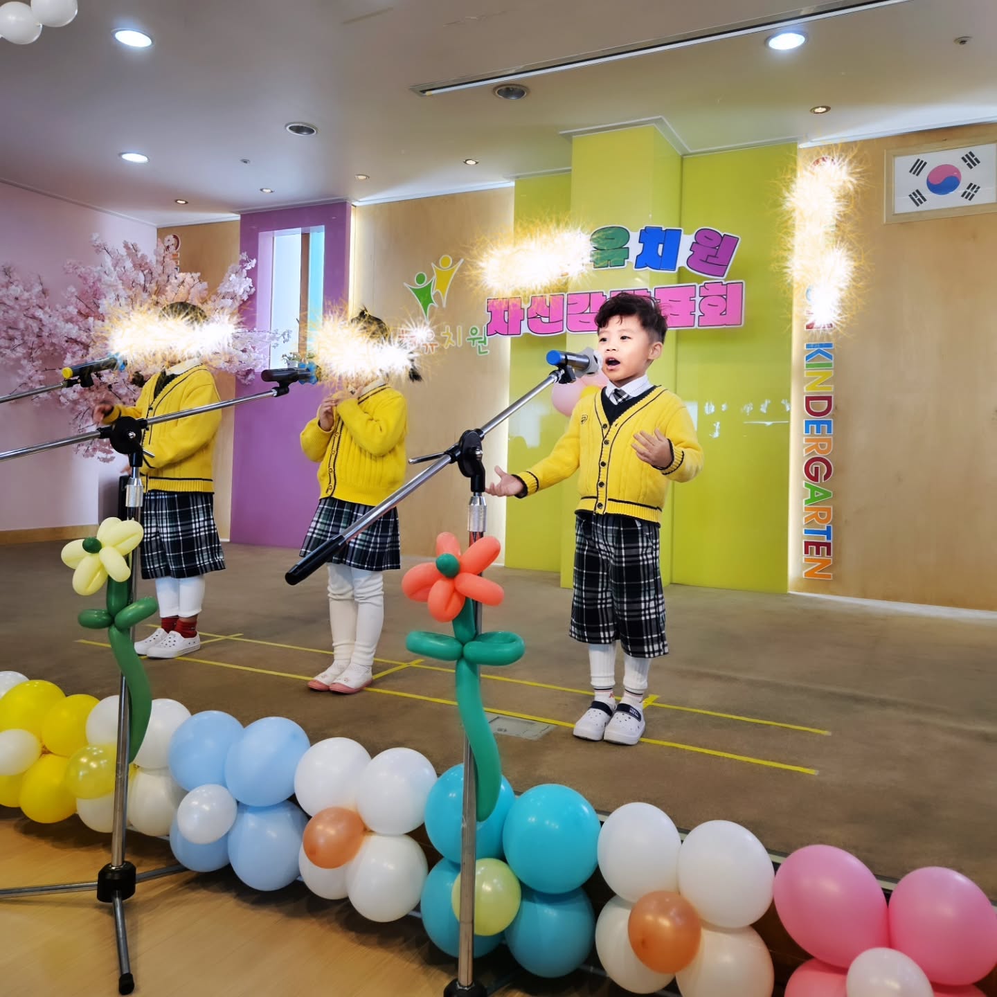 자신감발표회~~
작년보다 확실히 성장했네^^
멋지게 해낸 울아들~~~
언제 이렇게 성장했어!!
넘 멋있옹 ㅎㅎ
#아들그램 #유치원생활 #유치원발표 #육아그램 #육아중 #아둘 #아들맘 #육아소통