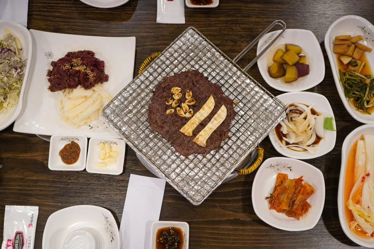 부서회식으로 맛있는 거 먹고 왔는데
사장님도 친절하고 다음에 또 오고 싶어서 인스타그램 남김~

석쇠불고기가 진짜 너무맛있어서 얼마나 추가해서 먹었던지 ㅋㅋ
여기 가족외식으로 와도 너무 좋을거 같아요!
고기가 퍽퍽하지 않고 육즙이 풍부해서 입에 넣으면 야들야들 살살 녹아요!
밑반찬도 다양하게 나오는데
직접 다 만드신거라니 대박!!

그리고 대망의 육회~ 와!!
진짜 리액션 짱으로 나옴 ㅋ
질기지도 않고 입에 넣음 이거 아이스크림마냥 녹네 ㅋ
이런 육회 처음 먹어봄~

된장찌개도 가마솥에서 푹 끓인 우거지를 넣고 끓여서 그런가
깊은맛이 너무 맛있었어요!
술한잔 하기 좋은곳으로 인정!

#공원불고기 
#울산점심 
#울산맛집 
#울산회식장소 
#언양맛집 
#언양불고기 
#울산밥집 
#언양불고기맛집 
#울산가볼만한곳 
#울주군맛집