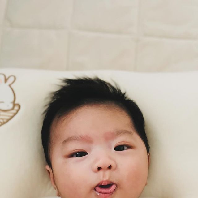 백만불짜리 쌍꺼풀의 사나이 | 구름이의 성장일기 on Instagram: "#광고 잘생쁨 구름이의 두상관리 비결🤗 울 애기 동그란 두상 절대지켜!! 두상관리는 태어나는 순간부터 6개월까지가 제일 중