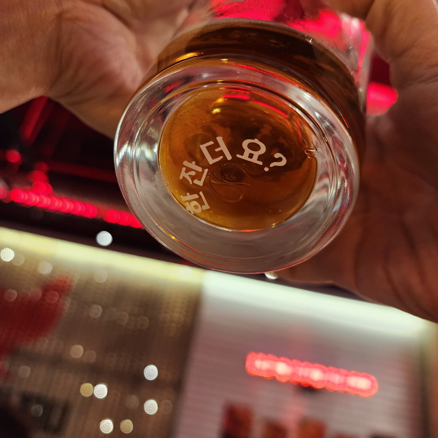 한잔더요?
#생활맥주
비커같은 잔에 직접 쏘맥도 만들어 줘여
심지어 맛있어 !
#앵그리버드치킨
#고급찐어묵탕
서비스 카라멜 팝콘은 손이 계속가
취하니깐 얼마나 좋아요!?🫠
#주말순삭
ㅠ