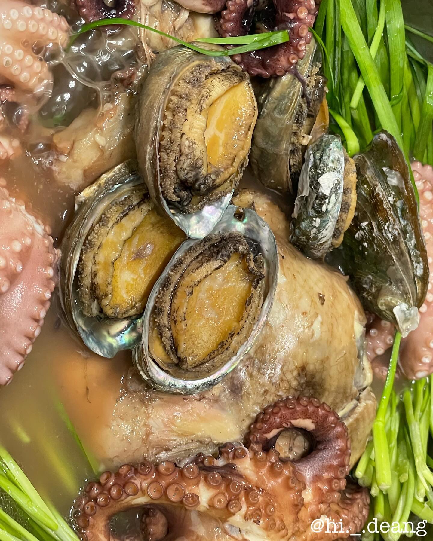 ॱଳ͘ 
오늘 한 끼는 전복 문어 듬뿍 넣은 해신탕🍲

요즘 기운이 자꾸 빠져서 먹고 힘내려고
오랜만에 실력발휘했당✌🏻

#삼계탕 #문어 #전복 #해신탕